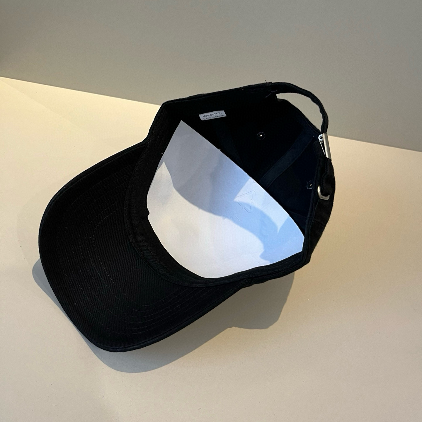 
潮牌🧢官网新品，棒球帽，原单品质火爆来袭 。🎩 工艺非常精美 高档大气上档次！低调奢华，方便携带！跑量