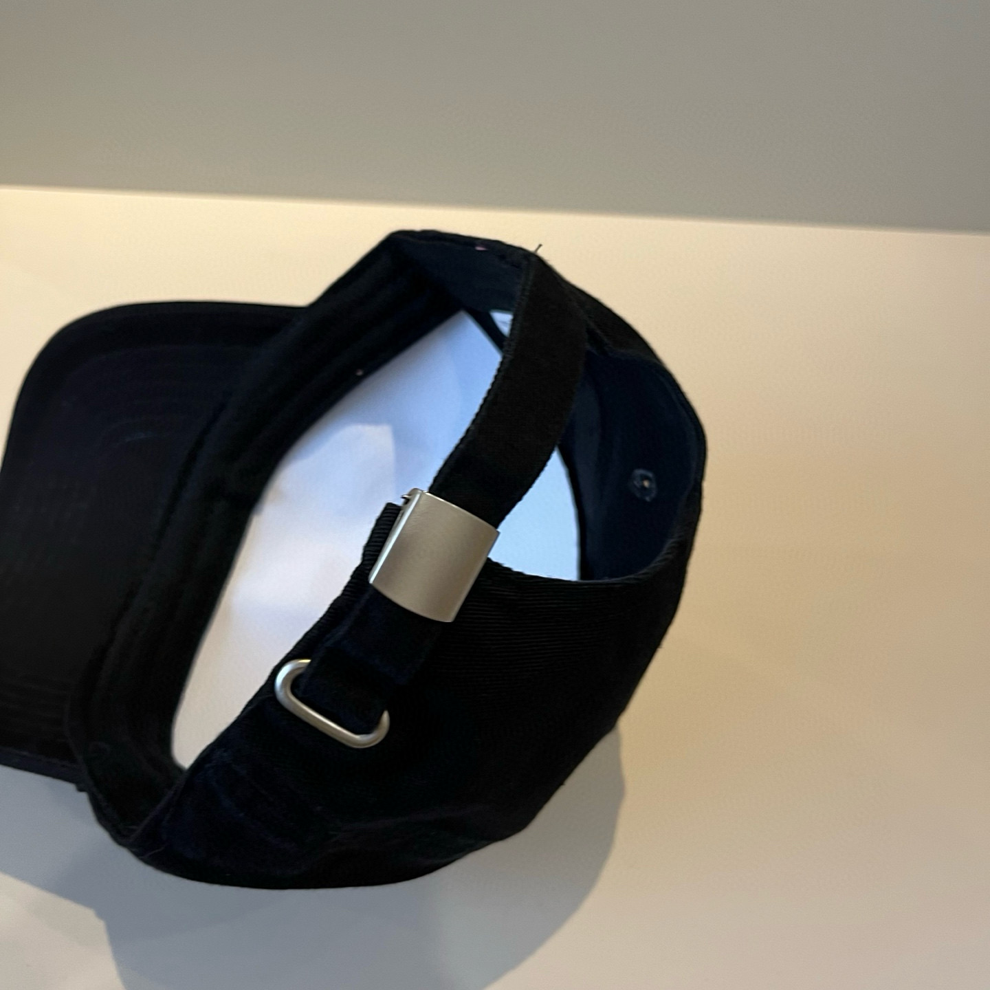 
潮牌🧢官网新品，棒球帽，原单品质火爆来袭 。🎩 工艺非常精美 高档大气上档次！低调奢华，方便携带！跑量