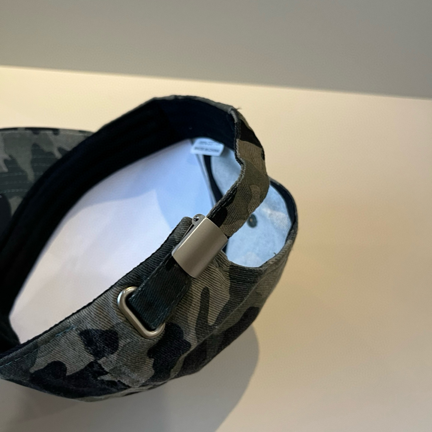 
潮牌🧢官网新品，棒球帽，原单品质火爆来袭 。🎩 工艺非常精美 高档大气上档次！低调奢华，方便携带！跑量