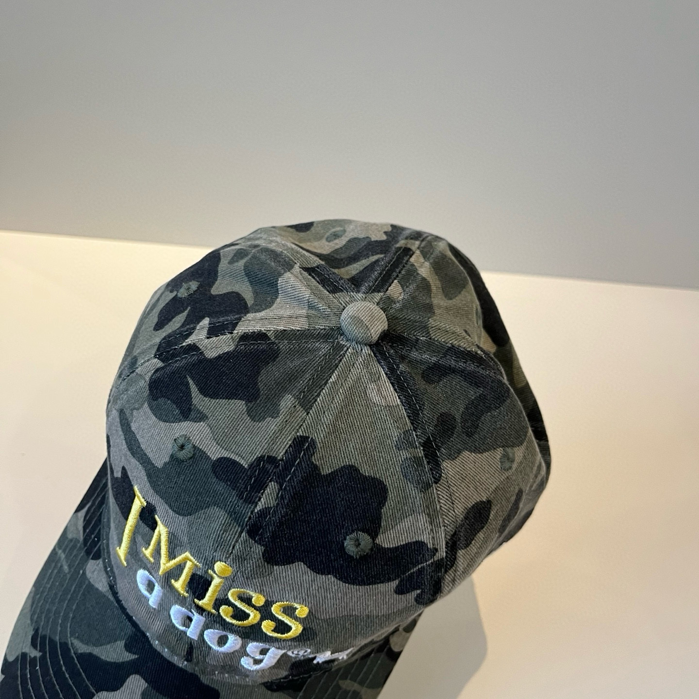 
潮牌🧢官网新品，棒球帽，原单品质火爆来袭 。🎩 工艺非常精美 高档大气上档次！低调奢华，方便携带！跑量