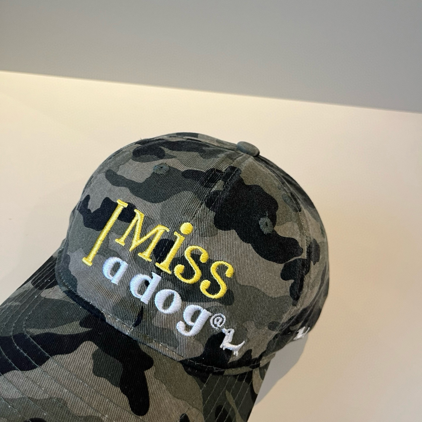 
潮牌🧢官网新品，棒球帽，原单品质火爆来袭 。🎩 工艺非常精美 高档大气上档次！低调奢华，方便携带！跑量