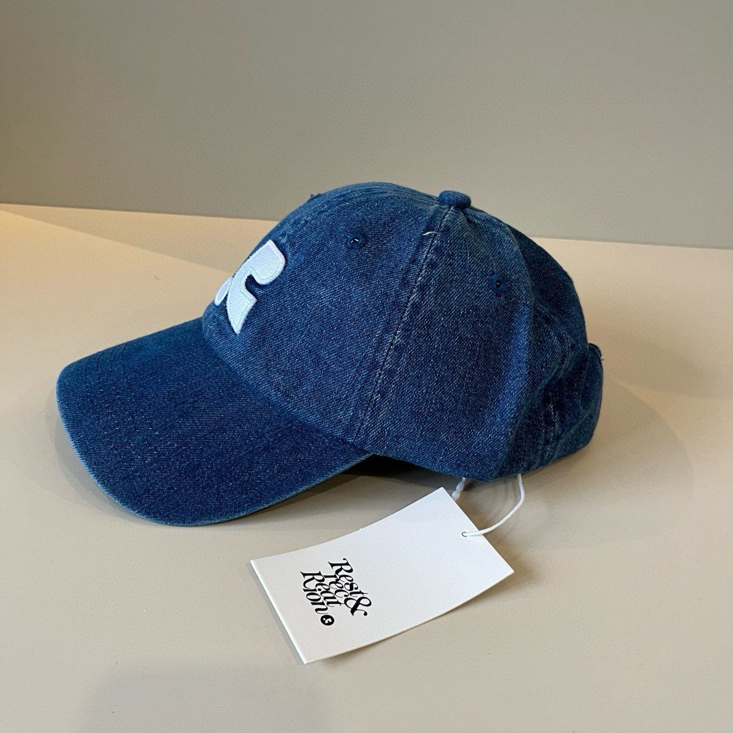 
潮牌🧢官网新品，棒球帽，原单品质火爆来袭 。🎩 工艺非常精美 高档大气上档次！低调奢华，方便携带！跑量
