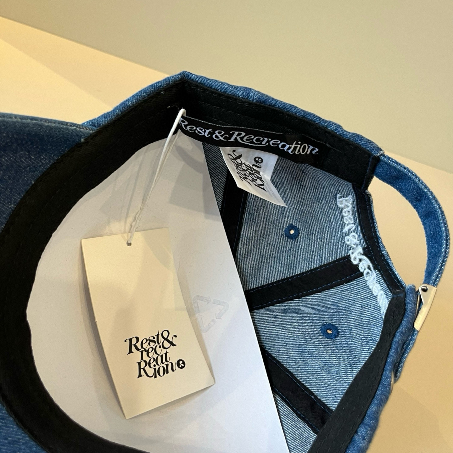 
潮牌🧢官网新品，棒球帽，原单品质火爆来袭 。🎩 工艺非常精美 高档大气上档次！低调奢华，方便携带！跑量