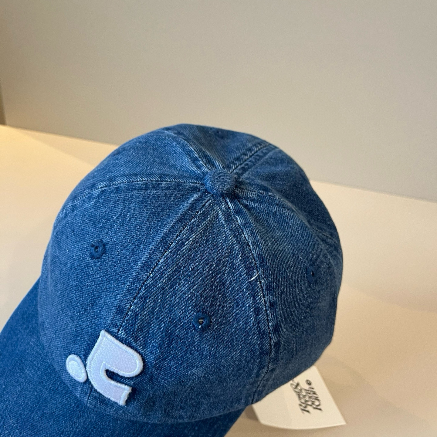 
潮牌🧢官网新品，棒球帽，原单品质火爆来袭 。🎩 工艺非常精美 高档大气上档次！低调奢华，方便携带！跑量