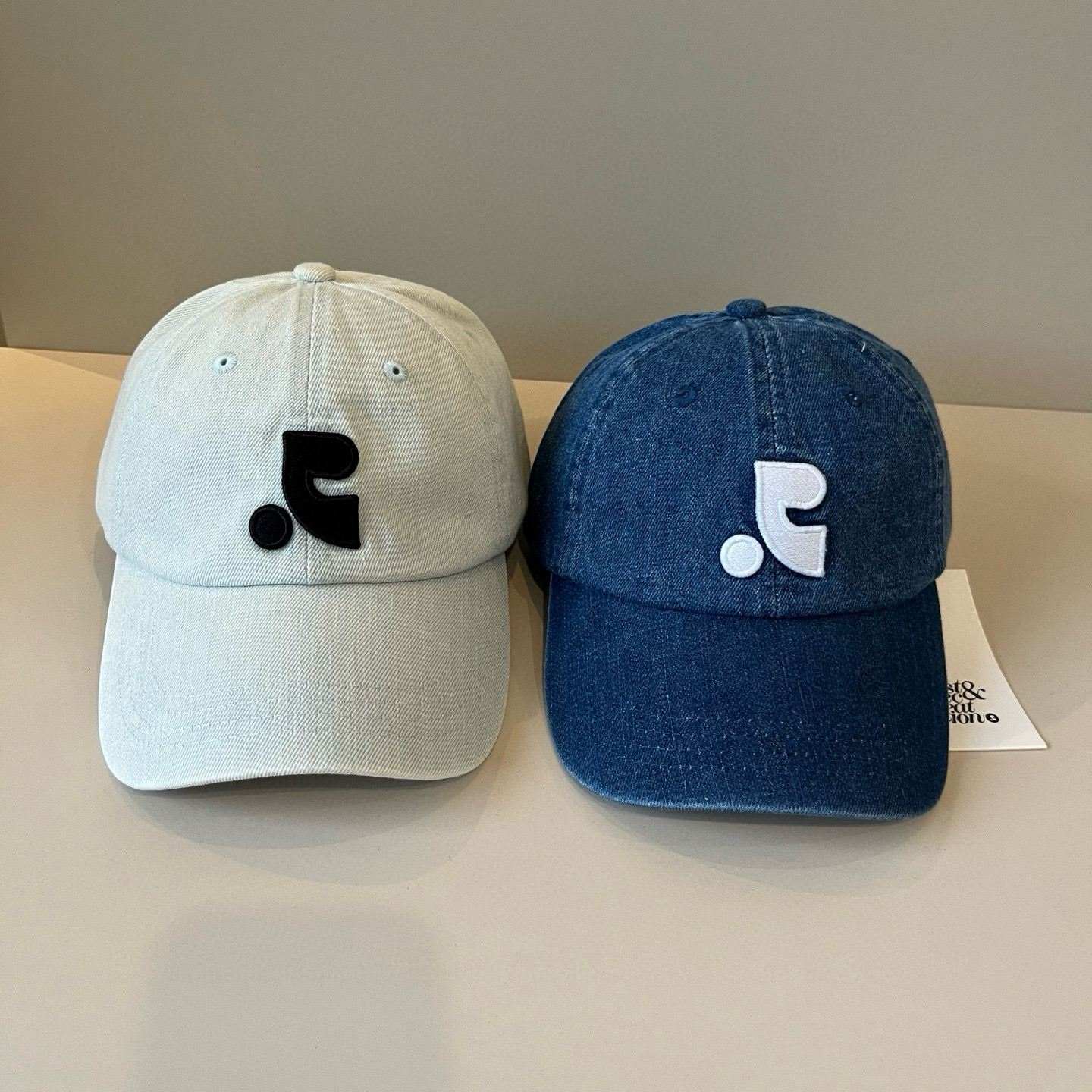 
潮牌🧢官网新品，棒球帽，原单品质火爆来袭 。🎩 工艺非常精美 高档大气上档次！低调奢华，方便携带！跑量