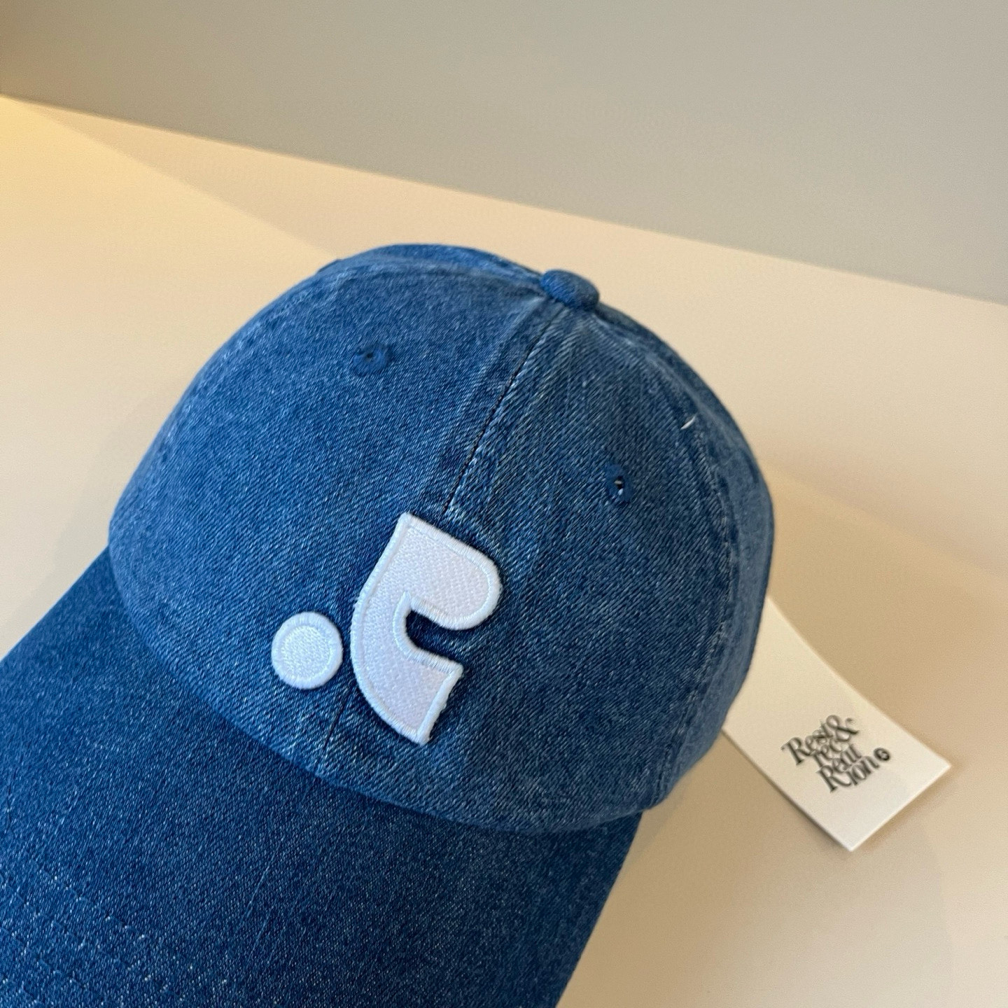 
潮牌🧢官网新品，棒球帽，原单品质火爆来袭 。🎩 工艺非常精美 高档大气上档次！低调奢华，方便携带！跑量