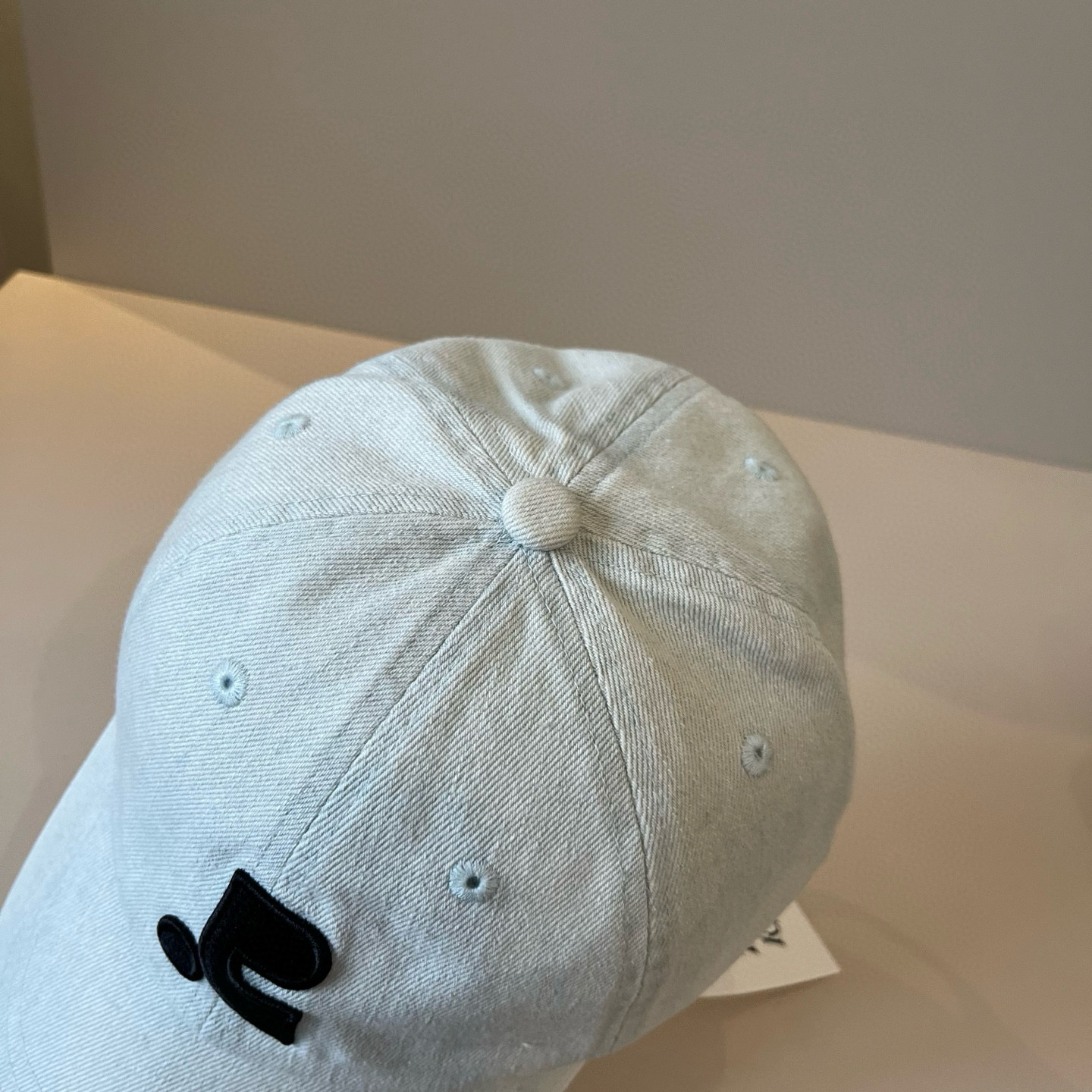 
潮牌🧢官网新品，棒球帽，原单品质火爆来袭 。🎩 工艺非常精美 高档大气上档次！低调奢华，方便携带！跑量
