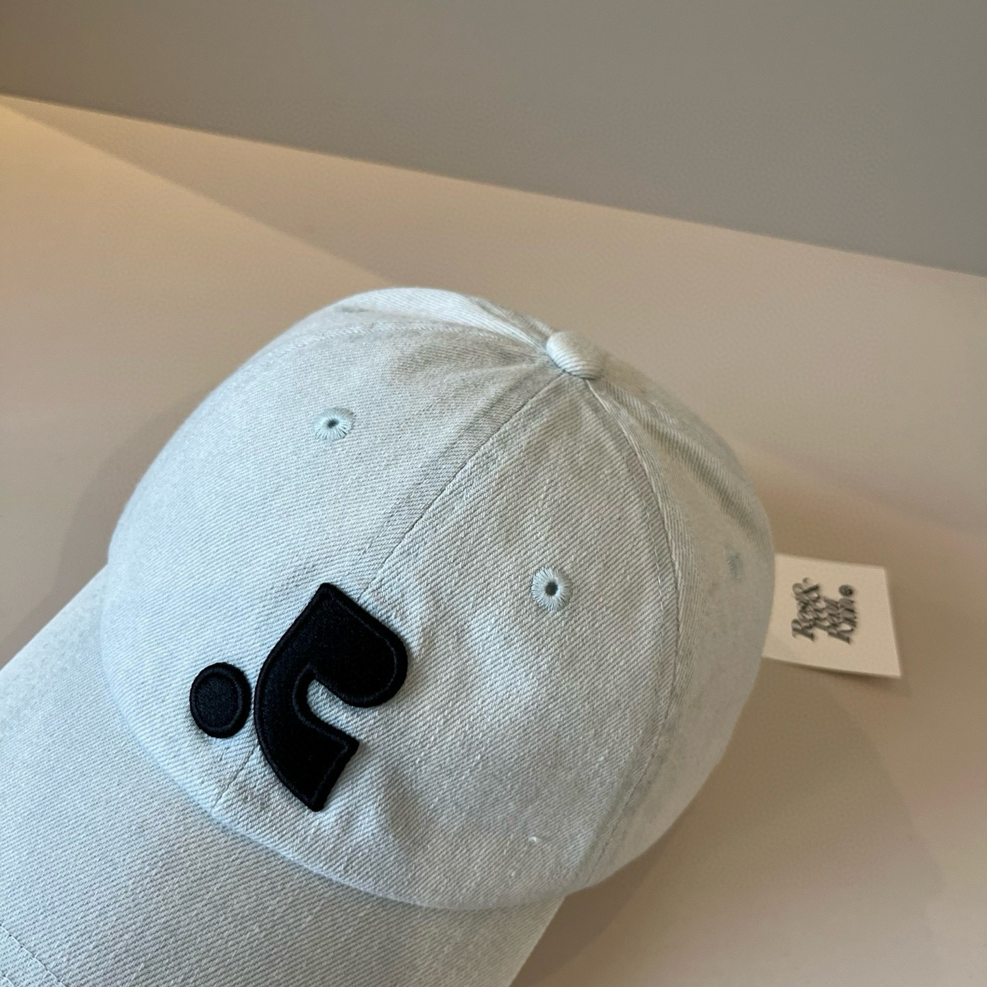 
潮牌🧢官网新品，棒球帽，原单品质火爆来袭 。🎩 工艺非常精美 高档大气上档次！低调奢华，方便携带！跑量