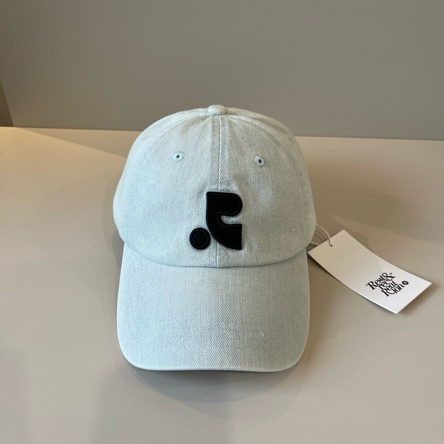 
潮牌🧢官网新品，棒球帽，原单品质火爆来袭 。🎩 工艺非常精美 高档大气上档次！低调奢华，方便携带！跑量