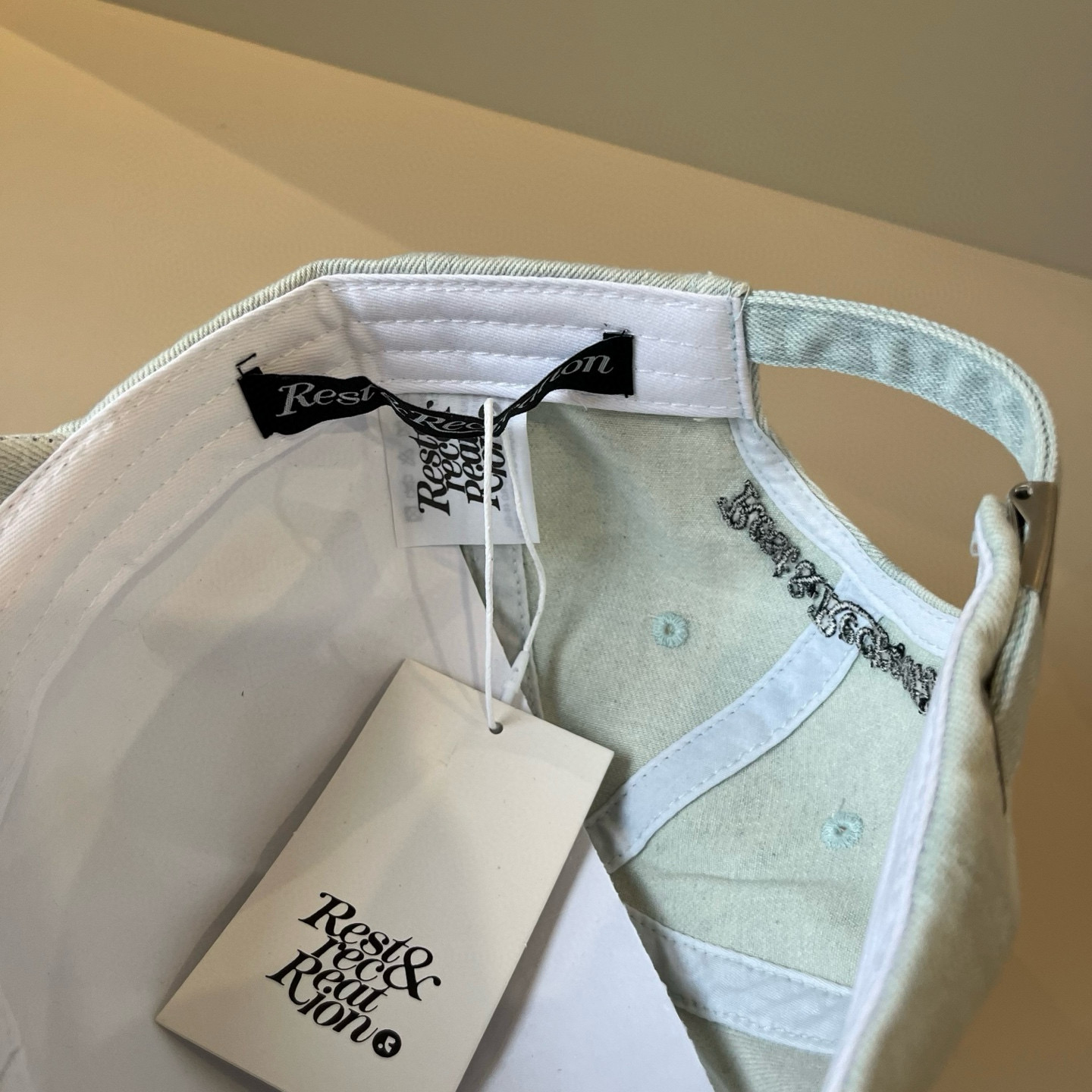 
潮牌🧢官网新品，棒球帽，原单品质火爆来袭 。🎩 工艺非常精美 高档大气上档次！低调奢华，方便携带！跑量