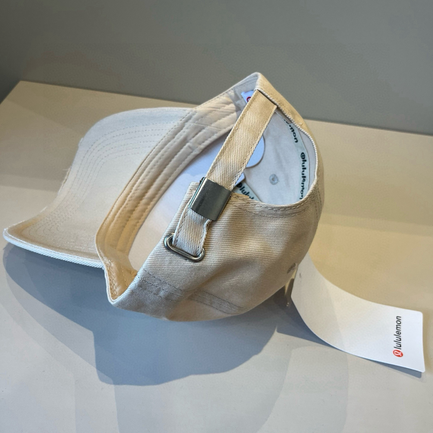  LULULEMON棒球帽
爱健身的集美们一定听过的lulu~
非常适合多巴胺的你
颜色齐全赶快入手。