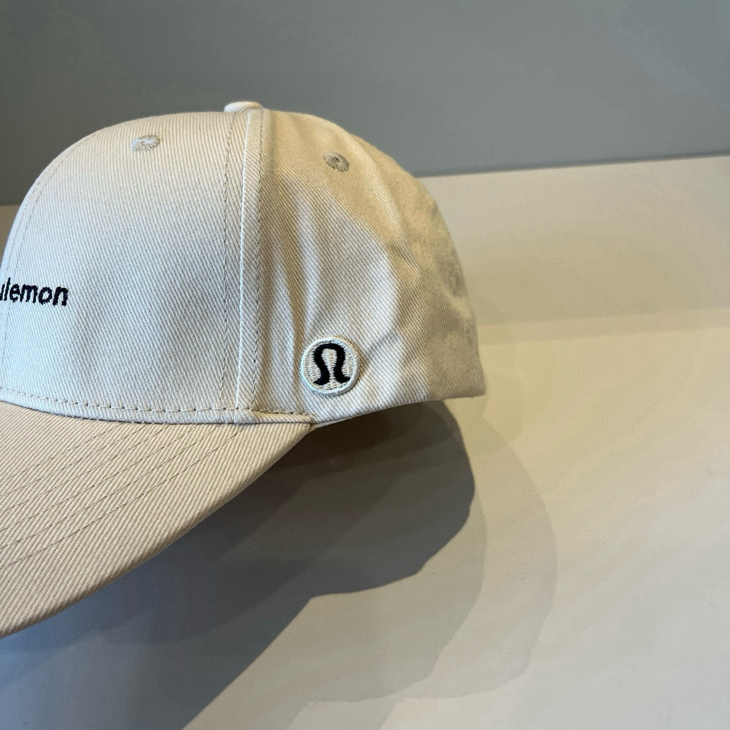  LULULEMON棒球帽
爱健身的集美们一定听过的lulu~
非常适合多巴胺的你
颜色齐全赶快入手。