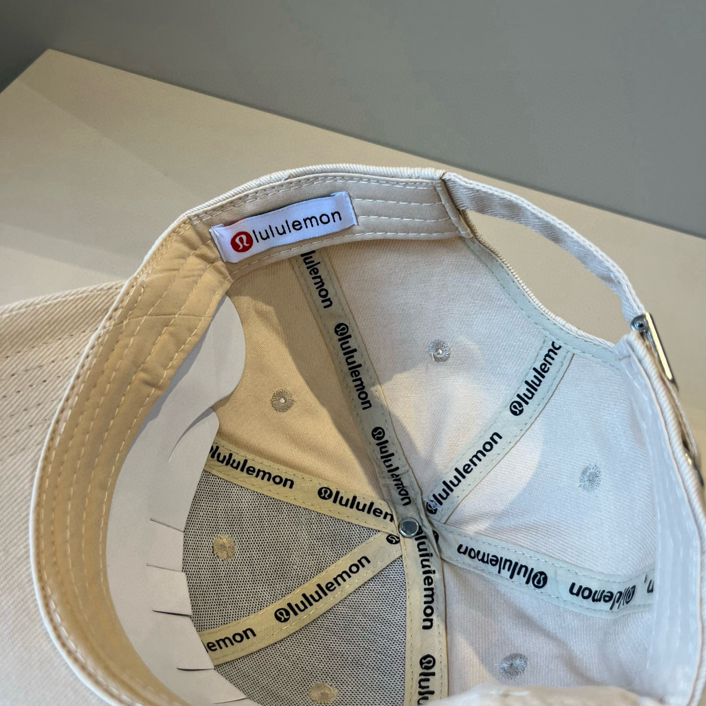  LULULEMON棒球帽
爱健身的集美们一定听过的lulu~
非常适合多巴胺的你
颜色齐全赶快入手。