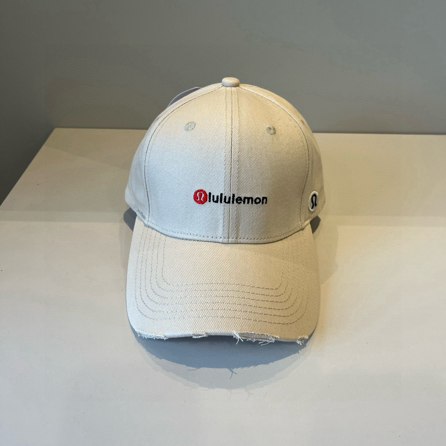  LULULEMON棒球帽
爱健身的集美们一定听过的lulu~
非常适合多巴胺的你
颜色齐全赶快入手。