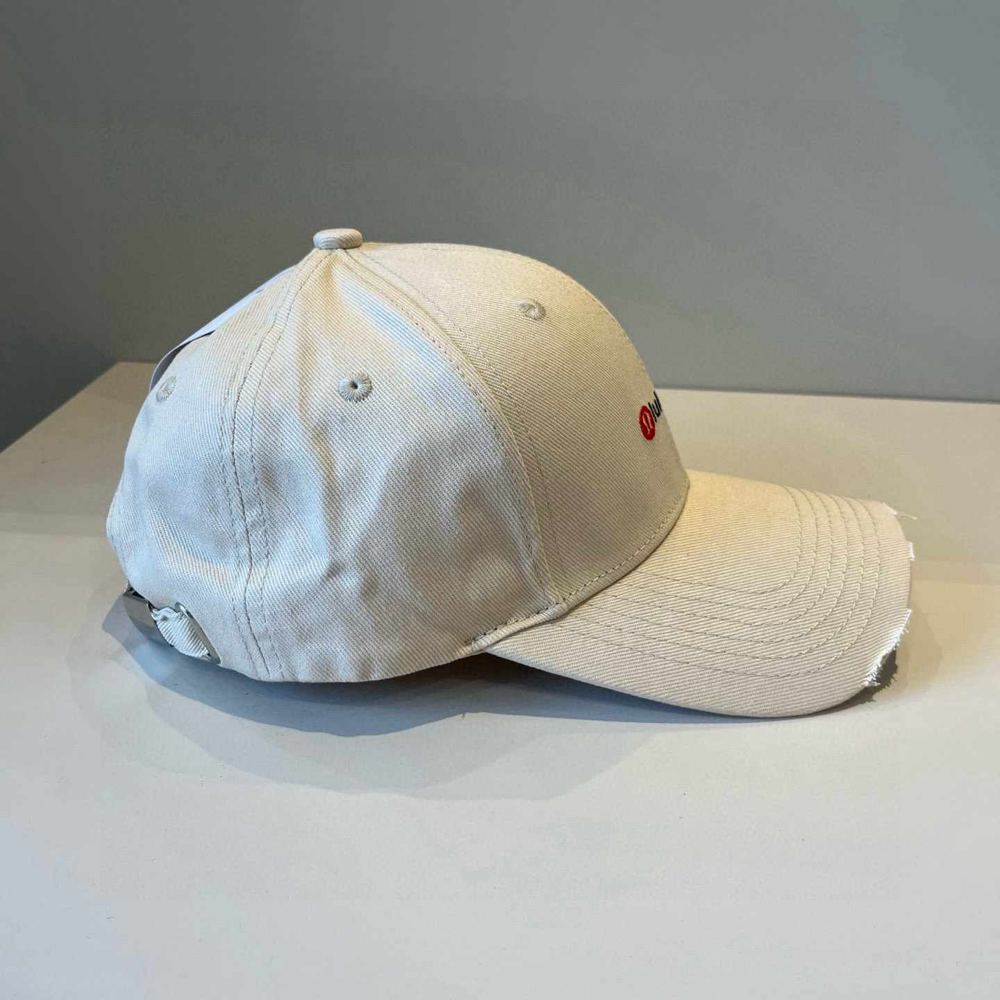  LULULEMON棒球帽
爱健身的集美们一定听过的lulu~
非常适合多巴胺的你
颜色齐全赶快入手。