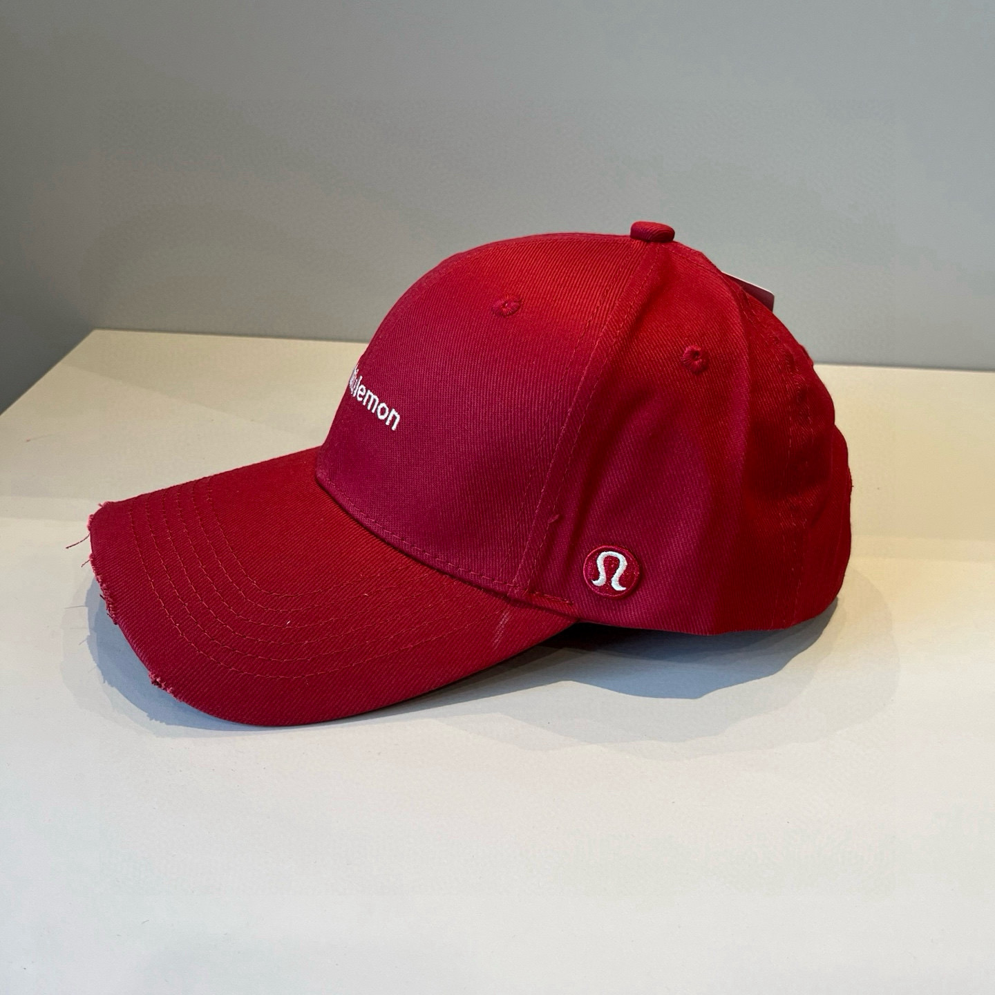  LULULEMON棒球帽
爱健身的集美们一定听过的lulu~
非常适合多巴胺的你
颜色齐全赶快入手。