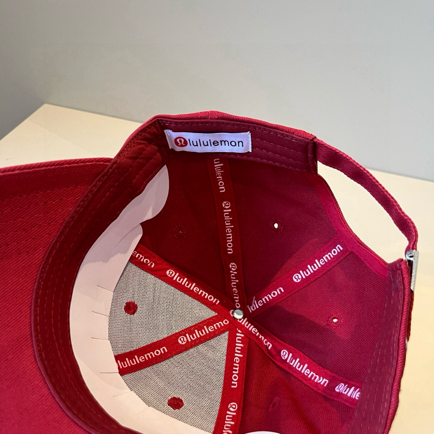  LULULEMON棒球帽
爱健身的集美们一定听过的lulu~
非常适合多巴胺的你
颜色齐全赶快入手。