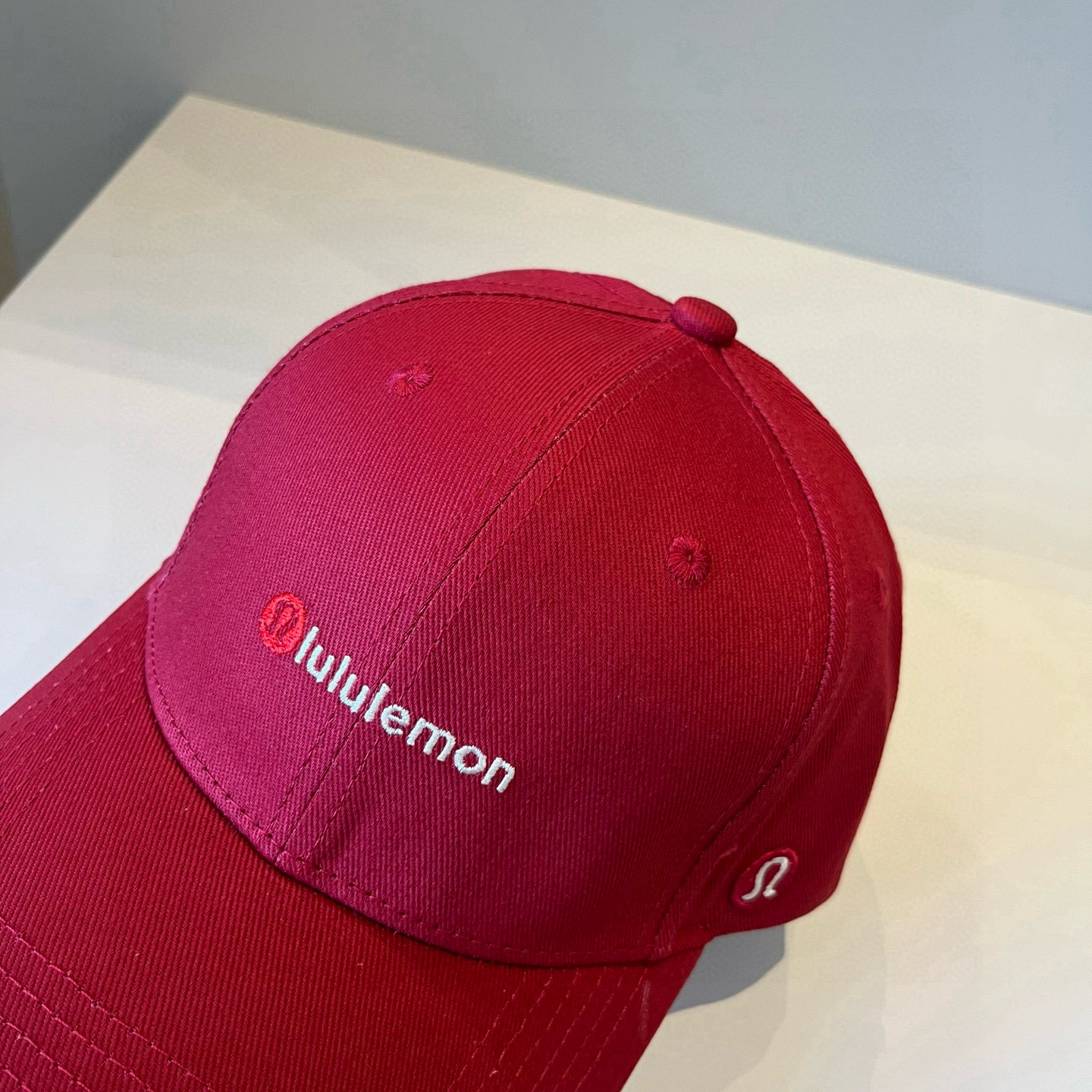  LULULEMON棒球帽
爱健身的集美们一定听过的lulu~
非常适合多巴胺的你
颜色齐全赶快入手。