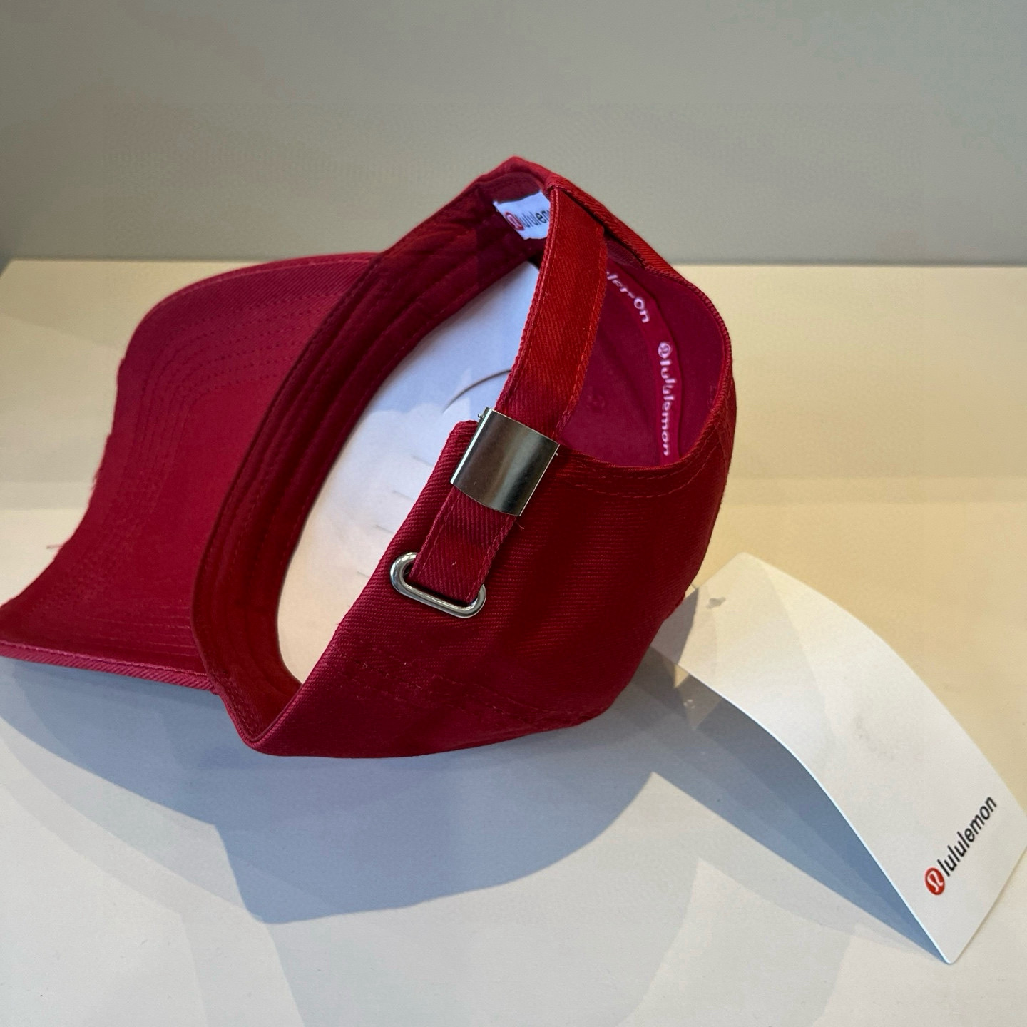  LULULEMON棒球帽
爱健身的集美们一定听过的lulu~
非常适合多巴胺的你
颜色齐全赶快入手。