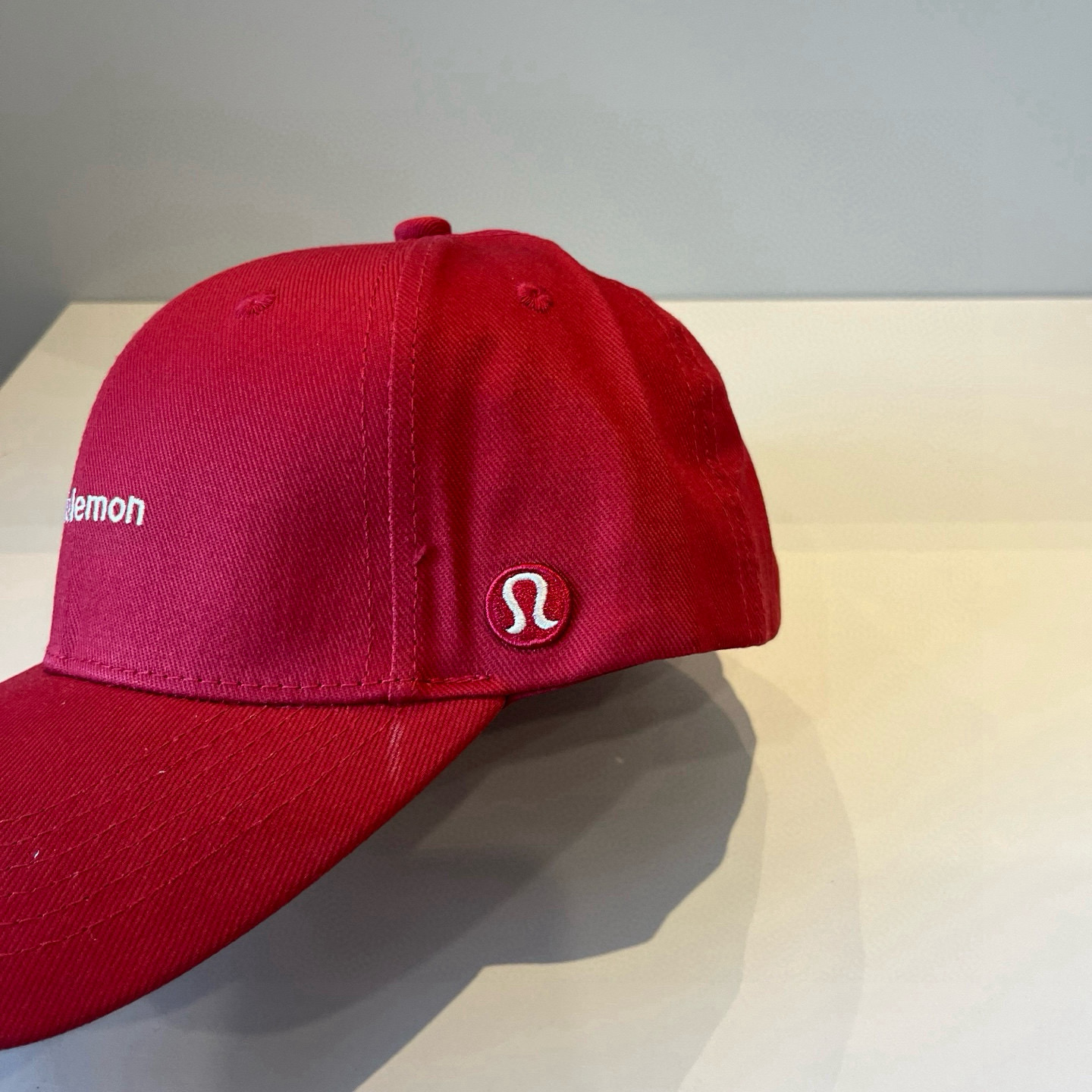  LULULEMON棒球帽
爱健身的集美们一定听过的lulu~
非常适合多巴胺的你
颜色齐全赶快入手。