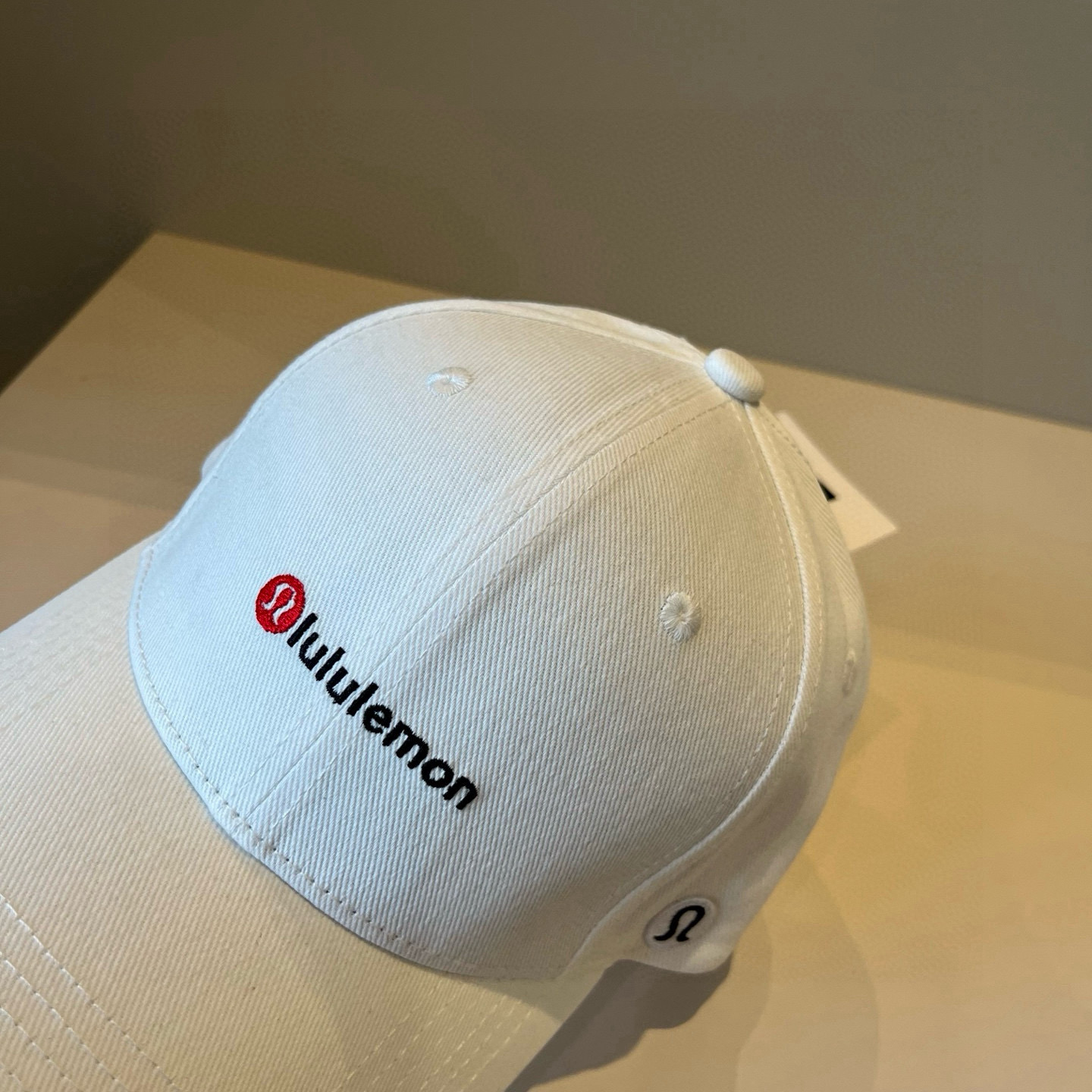  LULULEMON棒球帽
爱健身的集美们一定听过的lulu~
非常适合多巴胺的你
颜色齐全赶快入手。