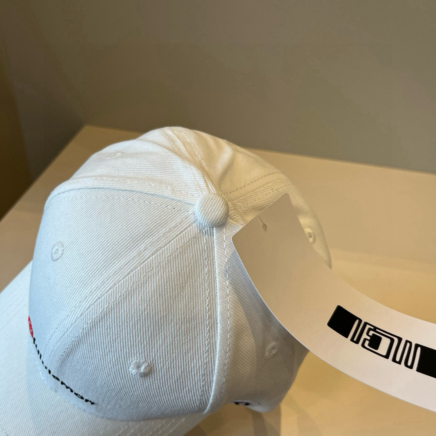  LULULEMON棒球帽
爱健身的集美们一定听过的lulu~
非常适合多巴胺的你
颜色齐全赶快入手。