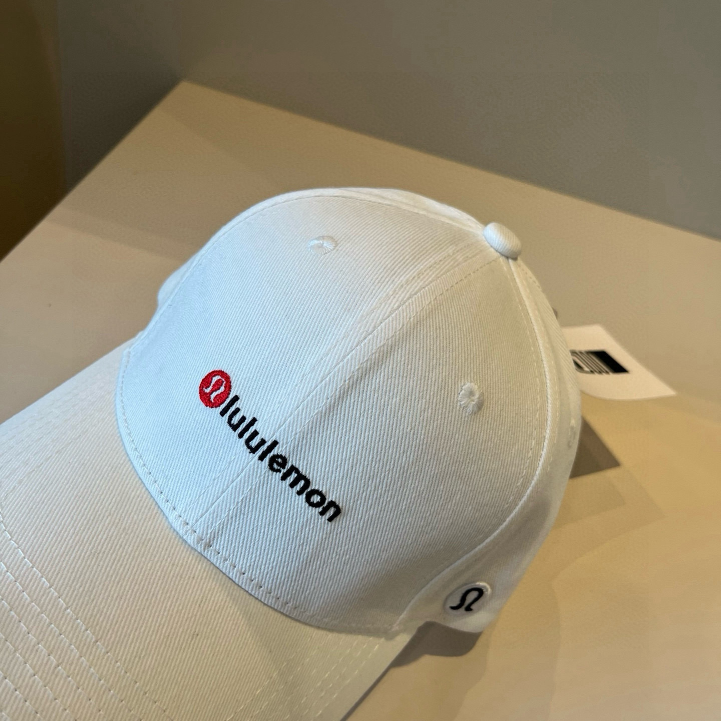  LULULEMON棒球帽
爱健身的集美们一定听过的lulu~
非常适合多巴胺的你
颜色齐全赶快入手。