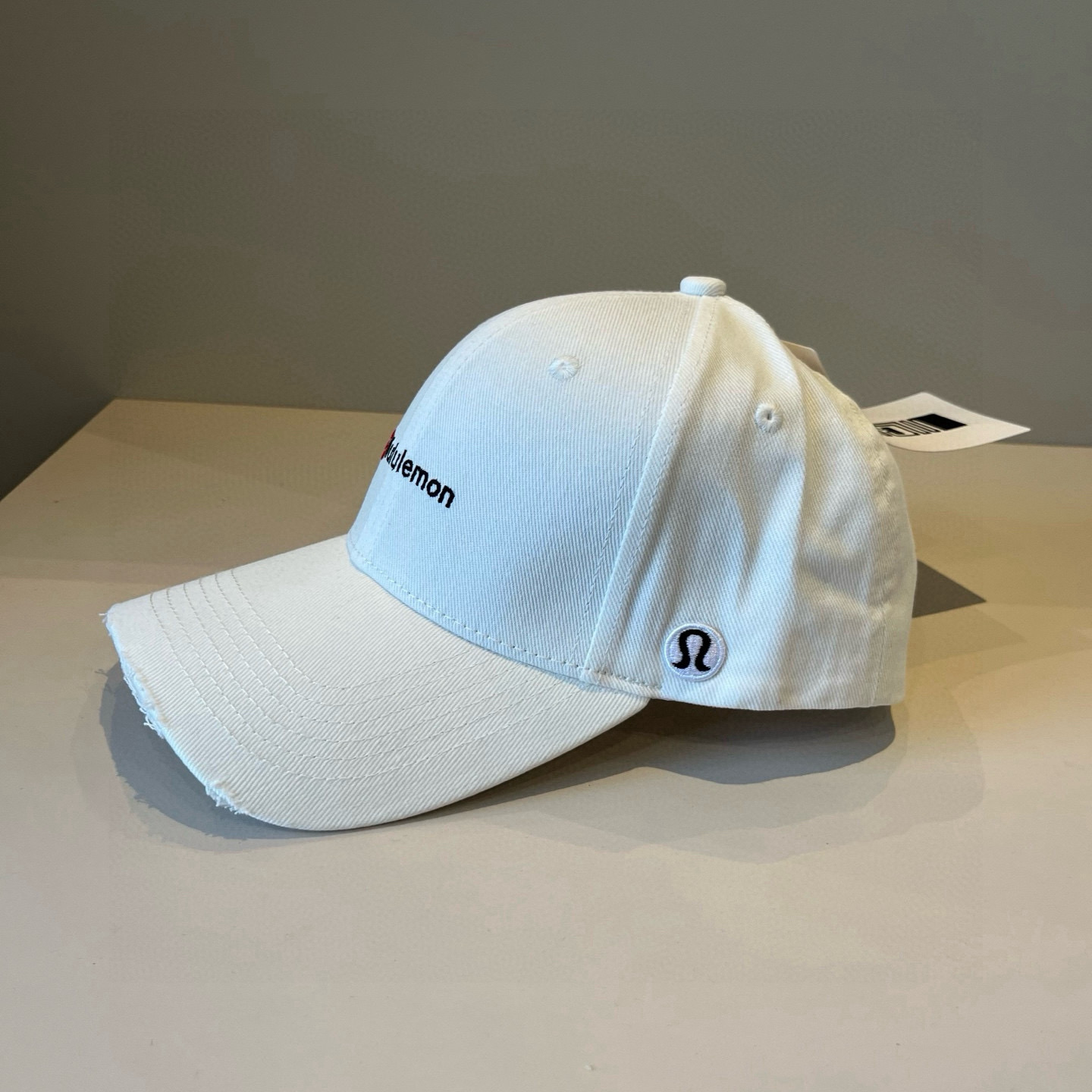  LULULEMON棒球帽
爱健身的集美们一定听过的lulu~
非常适合多巴胺的你
颜色齐全赶快入手。