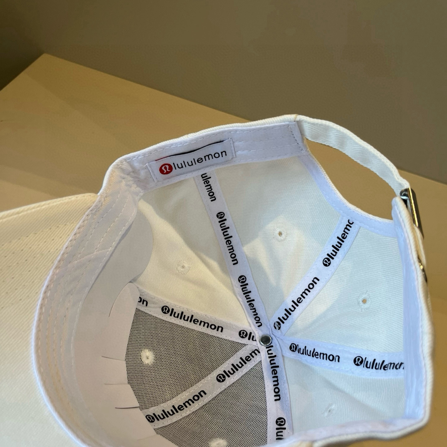  LULULEMON棒球帽
爱健身的集美们一定听过的lulu~
非常适合多巴胺的你
颜色齐全赶快入手。