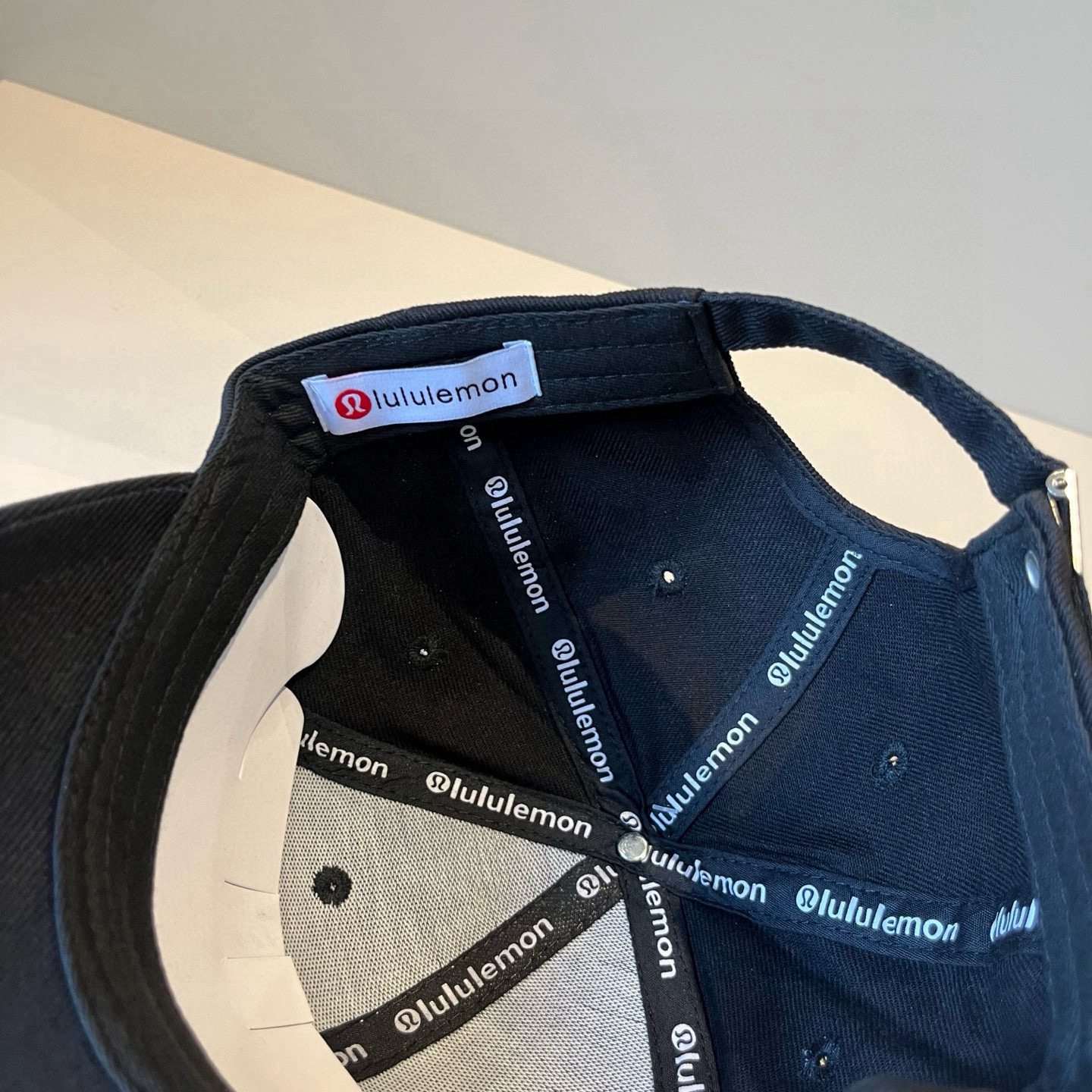  LULULEMON棒球帽
爱健身的集美们一定听过的lulu~
非常适合多巴胺的你
颜色齐全赶快入手。