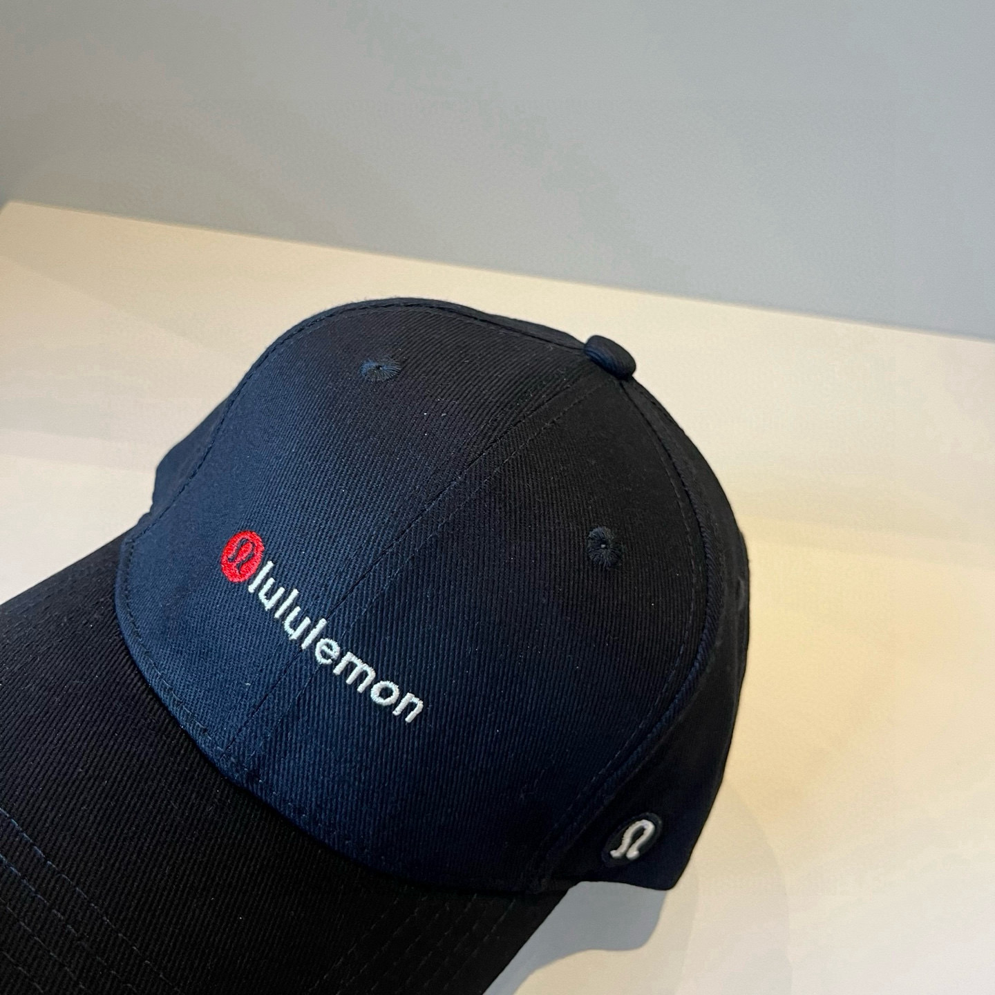  LULULEMON棒球帽
爱健身的集美们一定听过的lulu~
非常适合多巴胺的你
颜色齐全赶快入手。