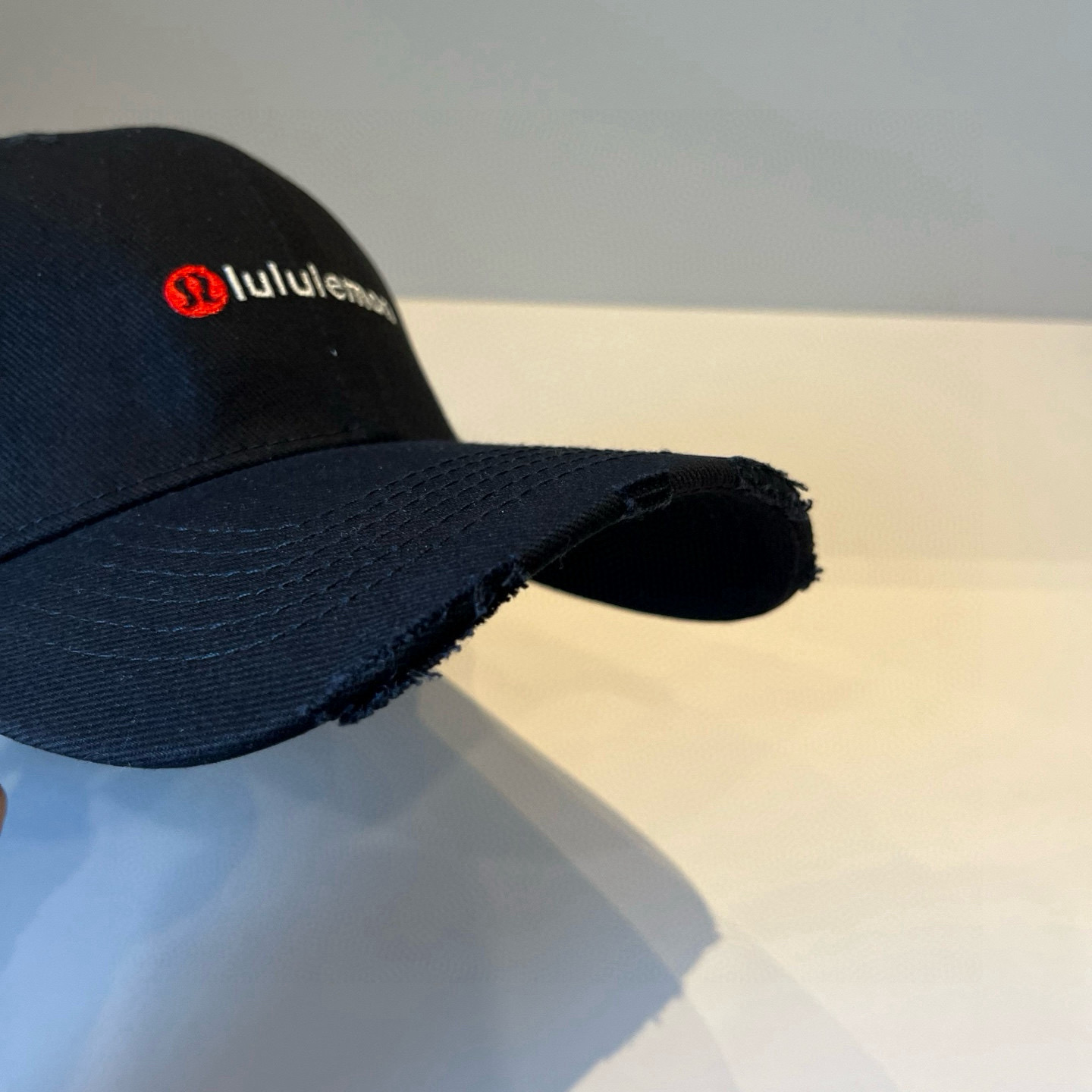  LULULEMON棒球帽
爱健身的集美们一定听过的lulu~
非常适合多巴胺的你
颜色齐全赶快入手。