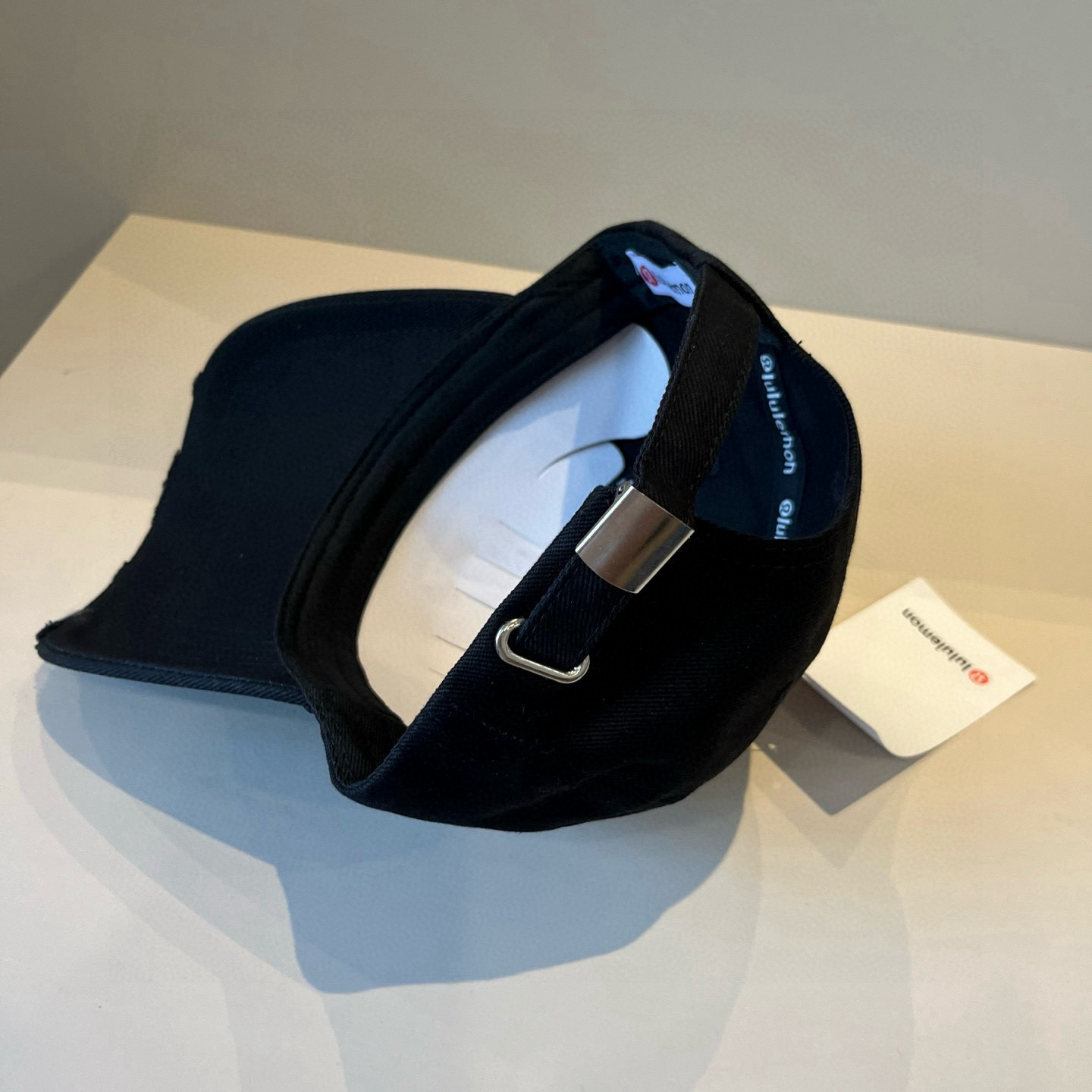  LULULEMON棒球帽
爱健身的集美们一定听过的lulu~
非常适合多巴胺的你
颜色齐全赶快入手。