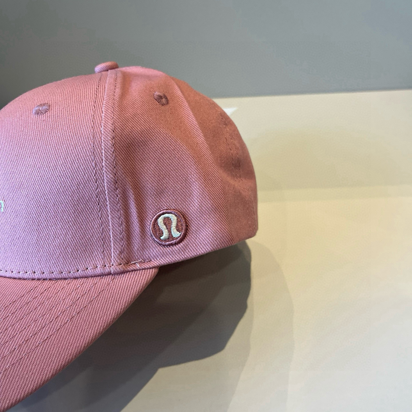  LULULEMON棒球帽
爱健身的集美们一定听过的lulu~
非常适合多巴胺的你
颜色齐全赶快入手。