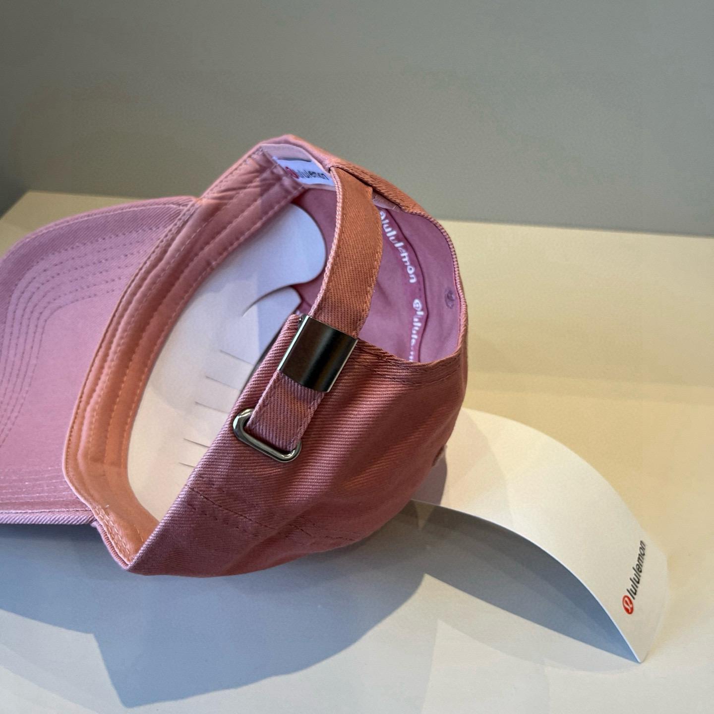  LULULEMON棒球帽
爱健身的集美们一定听过的lulu~
非常适合多巴胺的你
颜色齐全赶快入手。