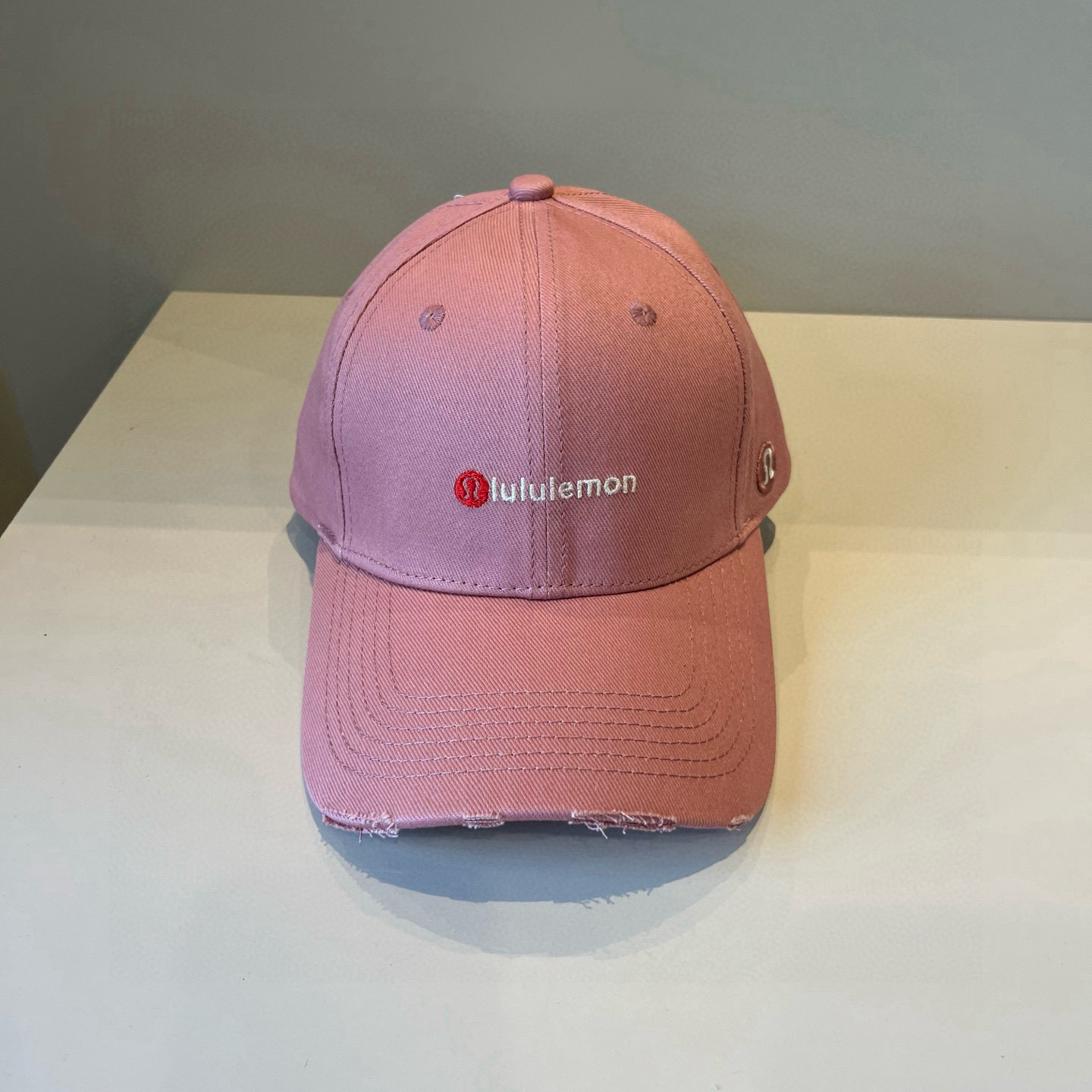  LULULEMON棒球帽
爱健身的集美们一定听过的lulu~
非常适合多巴胺的你
颜色齐全赶快入手。