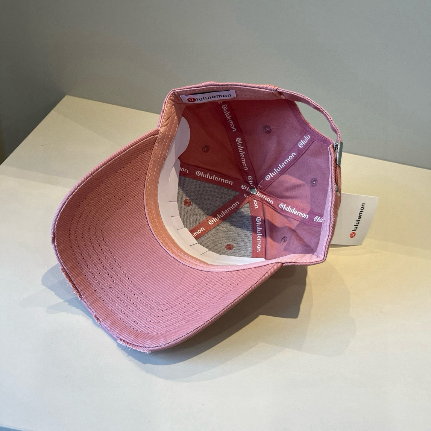  LULULEMON棒球帽
爱健身的集美们一定听过的lulu~
非常适合多巴胺的你
颜色齐全赶快入手。