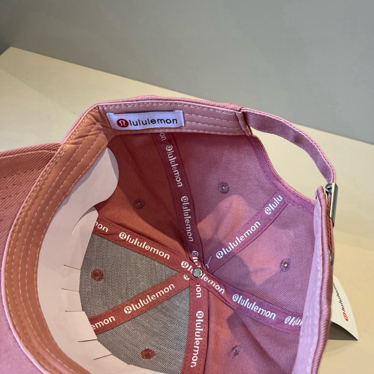  LULULEMON棒球帽
爱健身的集美们一定听过的lulu~
非常适合多巴胺的你
颜色齐全赶快入手。