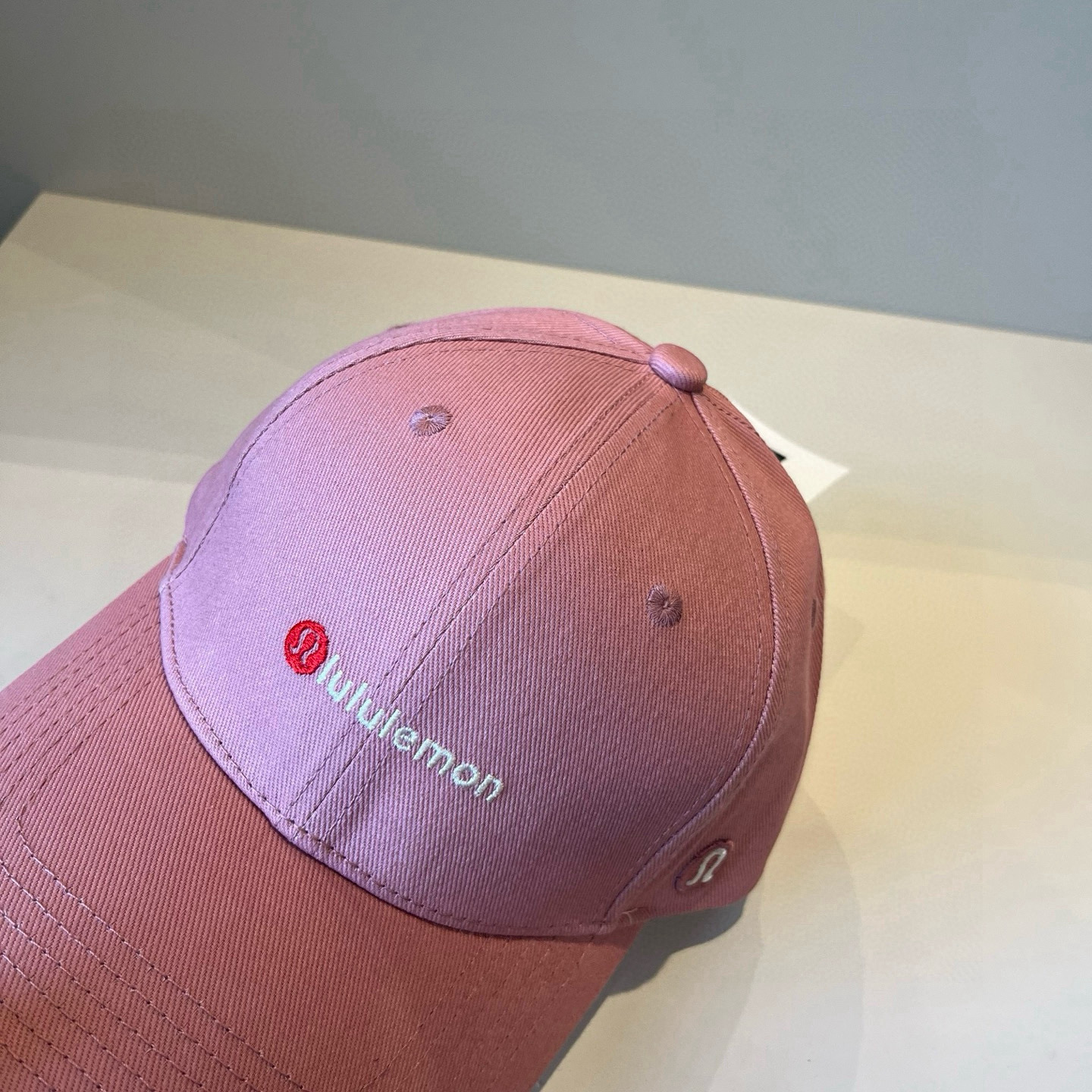  LULULEMON棒球帽
爱健身的集美们一定听过的lulu~
非常适合多巴胺的你
颜色齐全赶快入手。