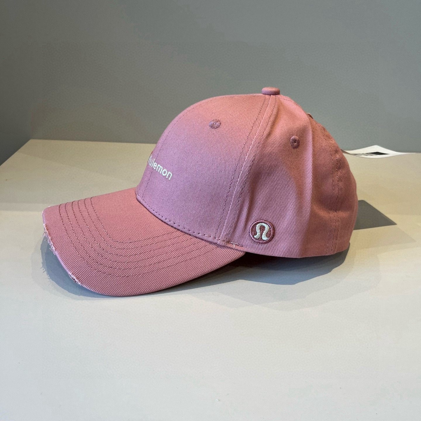  LULULEMON棒球帽
爱健身的集美们一定听过的lulu~
非常适合多巴胺的你
颜色齐全赶快入手。