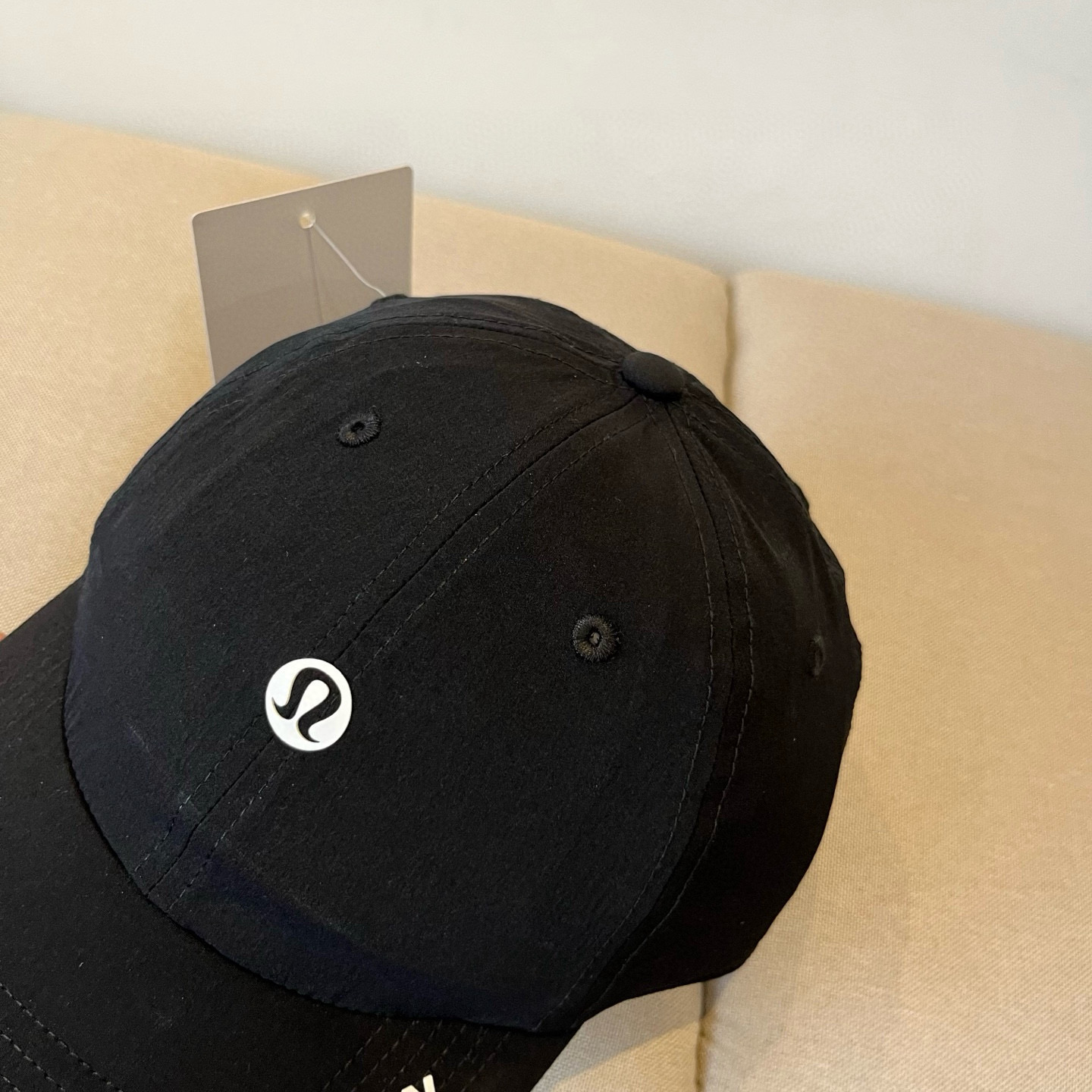 
LULULEMON棒球帽
爱健身的集美们一定听过的lulu~
非常适合多巴胺的你
颜色齐全赶快入手。