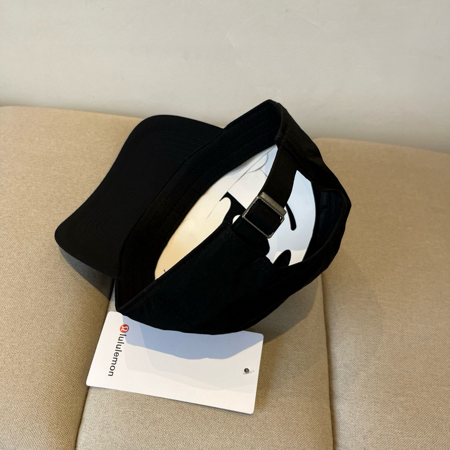 
LULULEMON棒球帽
爱健身的集美们一定听过的lulu~
非常适合多巴胺的你
颜色齐全赶快入手。