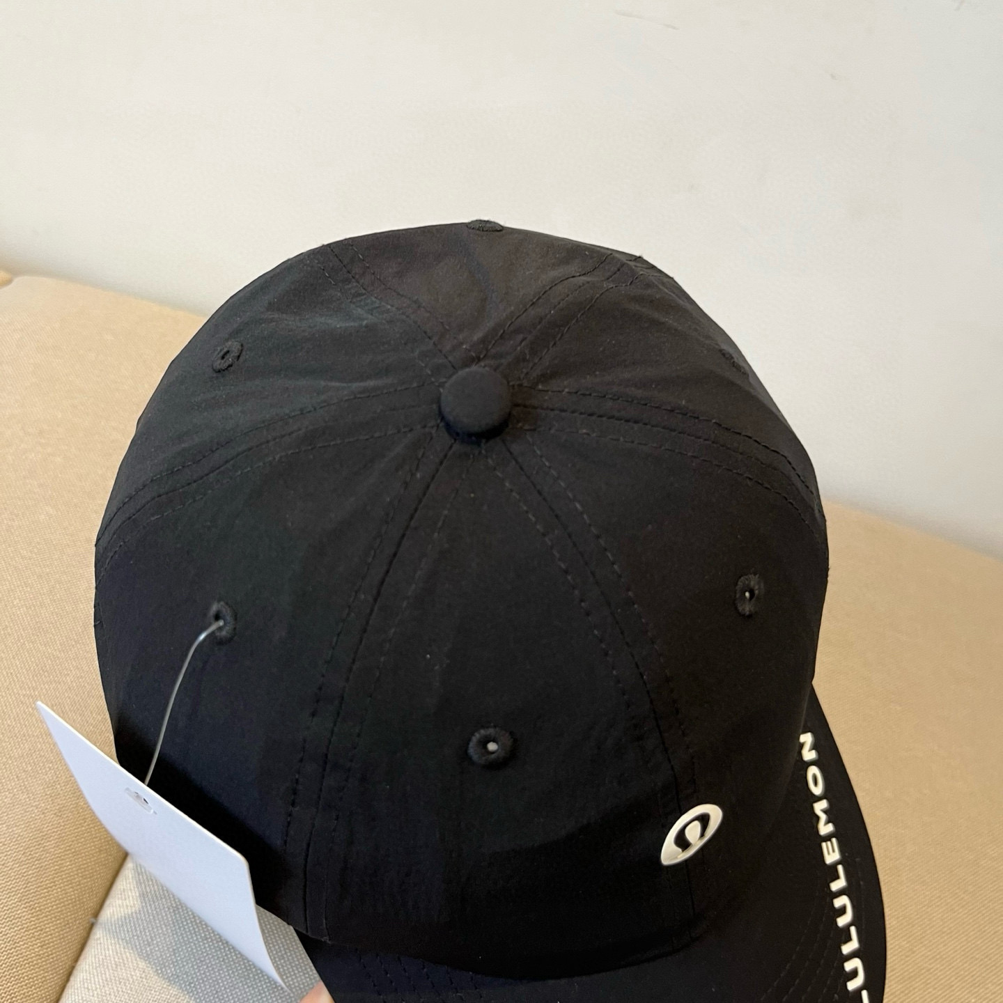 
LULULEMON棒球帽
爱健身的集美们一定听过的lulu~
非常适合多巴胺的你
颜色齐全赶快入手。