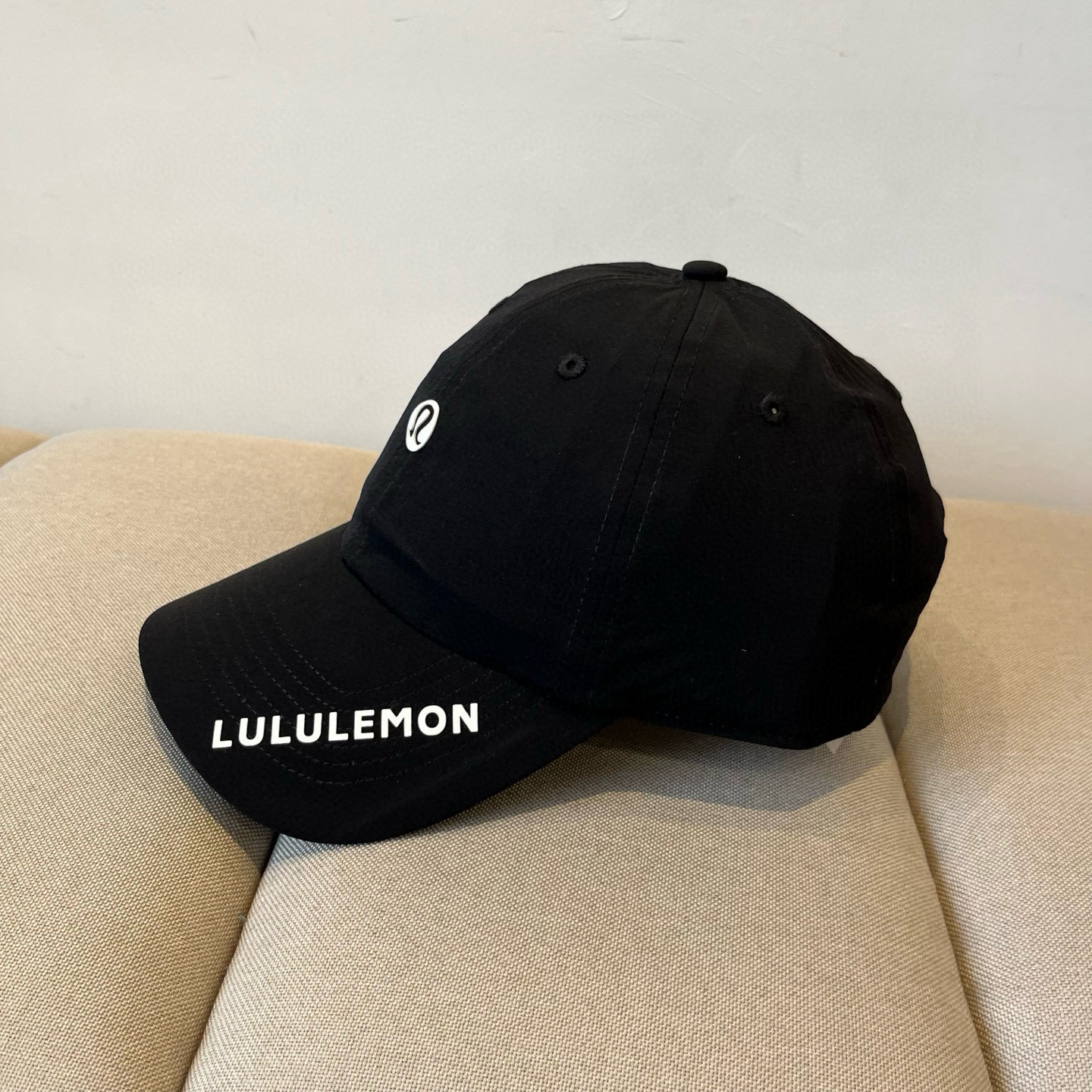 
LULULEMON棒球帽
爱健身的集美们一定听过的lulu~
非常适合多巴胺的你
颜色齐全赶快入手。