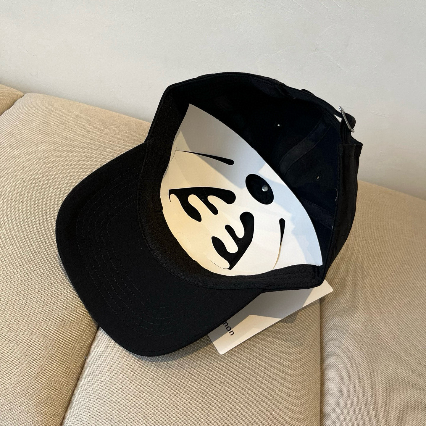 
LULULEMON棒球帽
爱健身的集美们一定听过的lulu~
非常适合多巴胺的你
颜色齐全赶快入手。