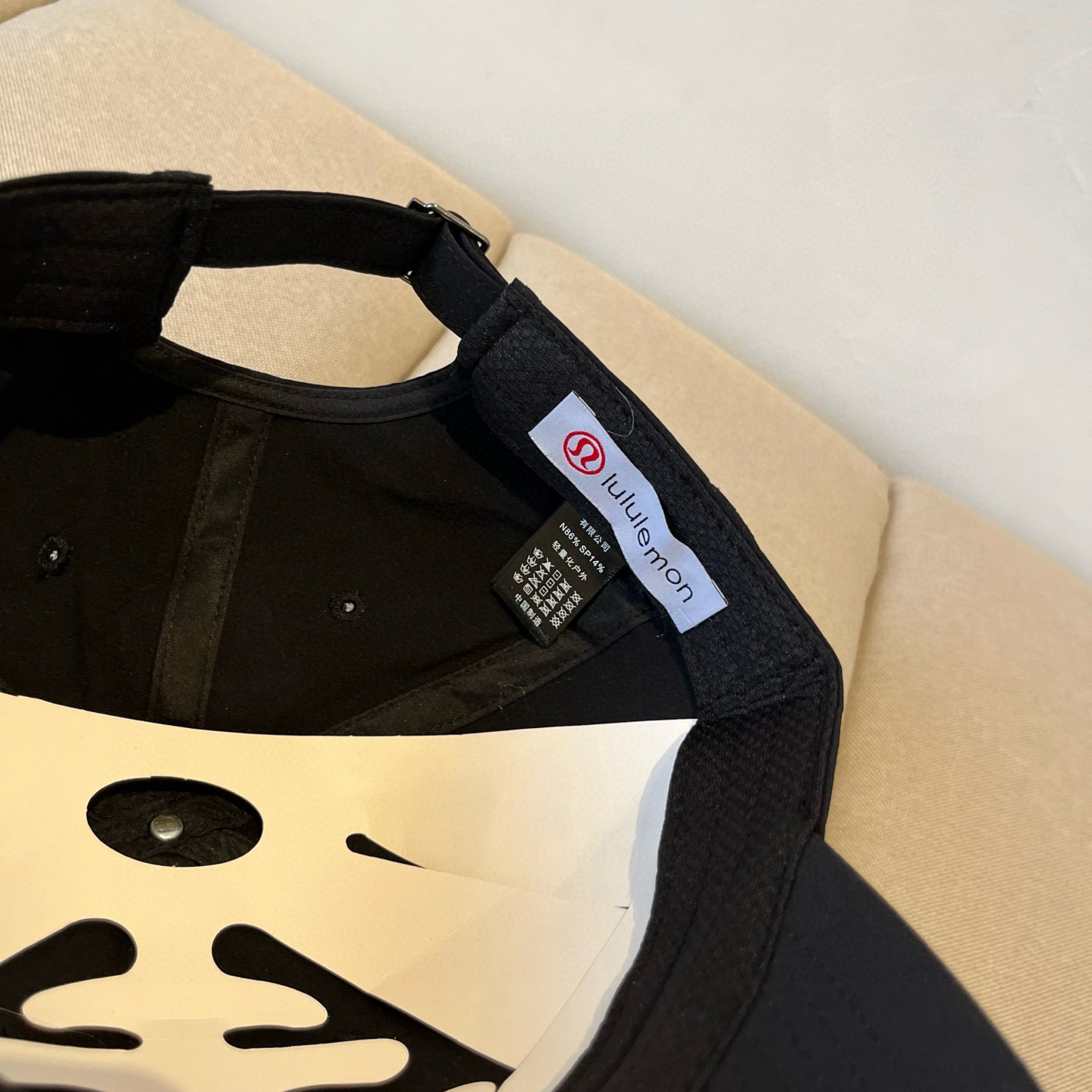 
LULULEMON棒球帽
爱健身的集美们一定听过的lulu~
非常适合多巴胺的你
颜色齐全赶快入手。