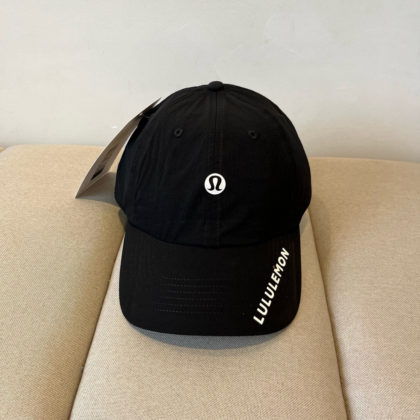 
LULULEMON棒球帽
爱健身的集美们一定听过的lulu~
非常适合多巴胺的你
颜色齐全赶快入手。