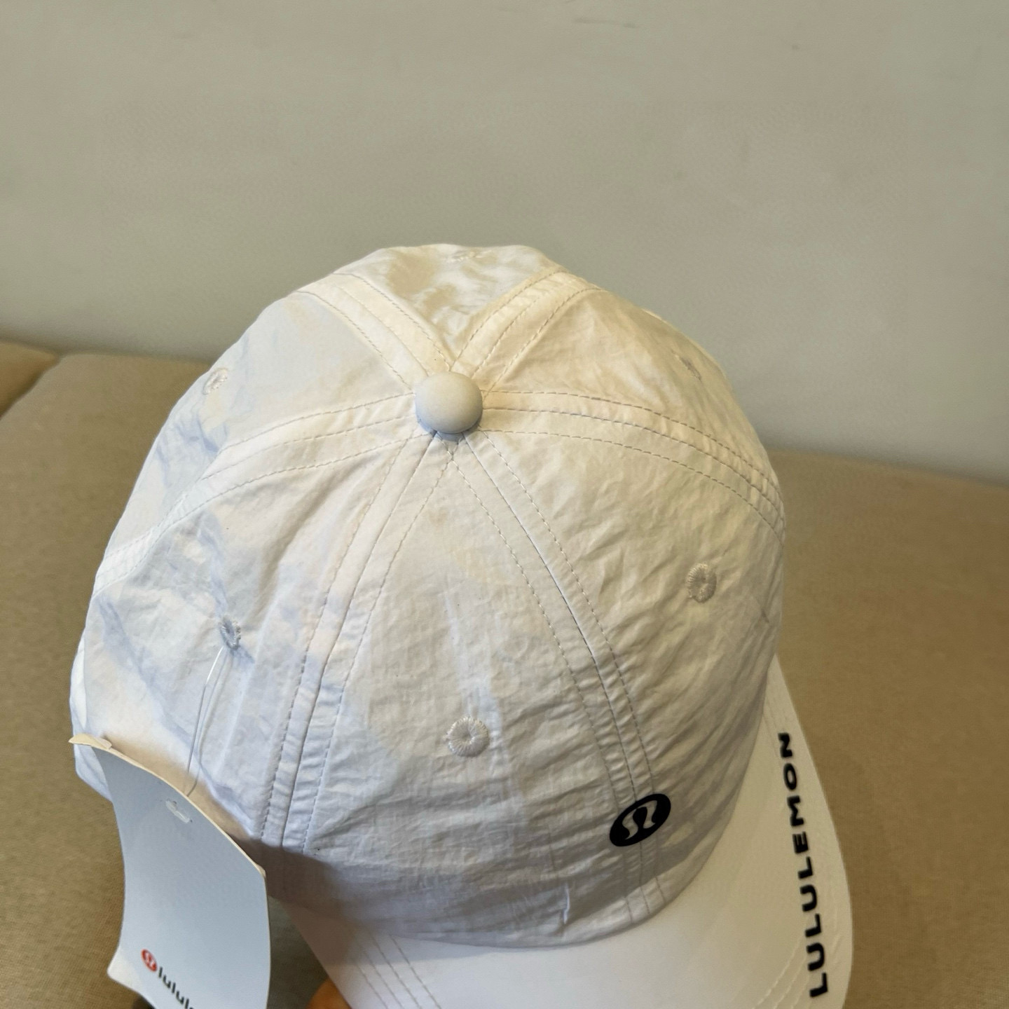 
LULULEMON棒球帽
爱健身的集美们一定听过的lulu~
非常适合多巴胺的你
颜色齐全赶快入手。