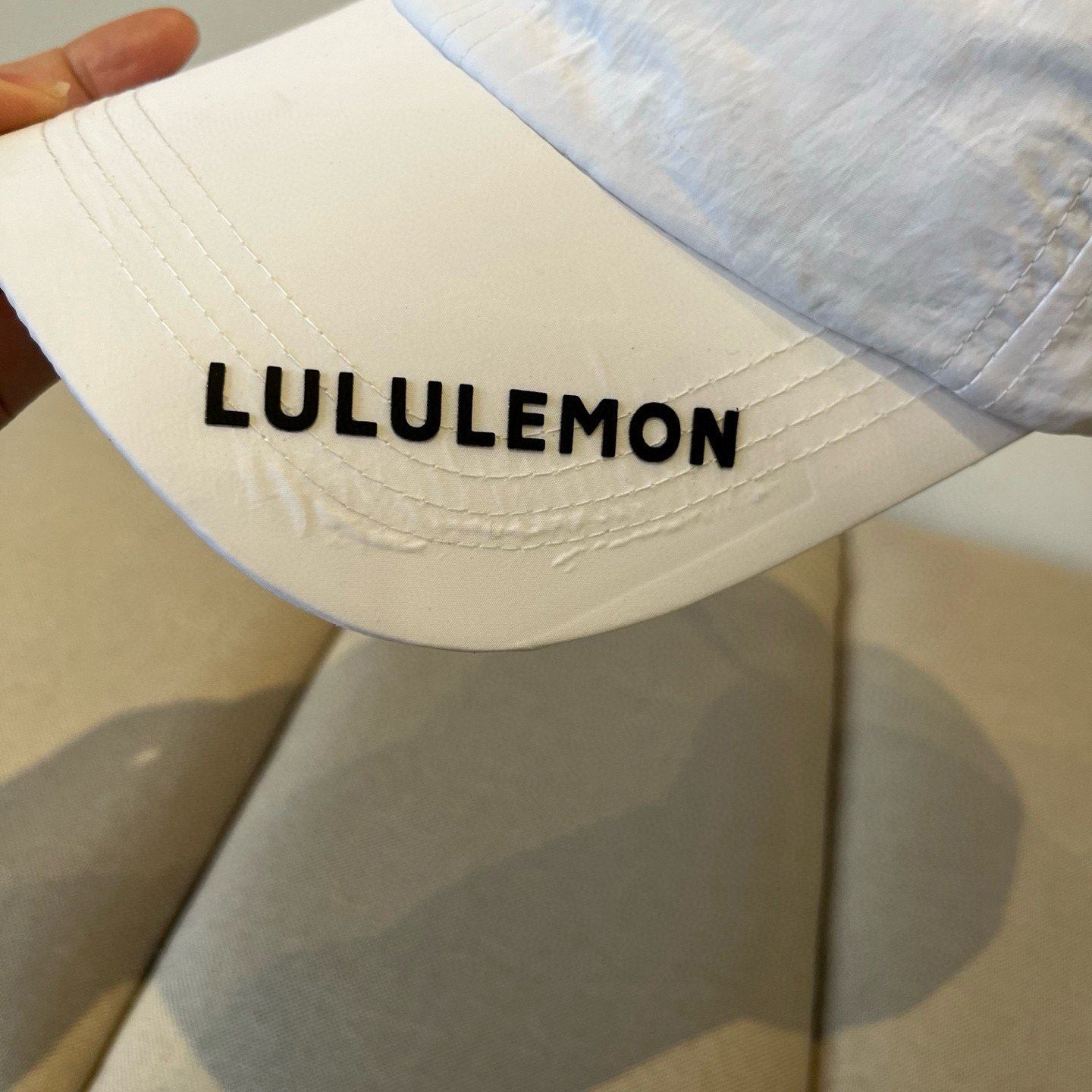 
LULULEMON棒球帽
爱健身的集美们一定听过的lulu~
非常适合多巴胺的你
颜色齐全赶快入手。