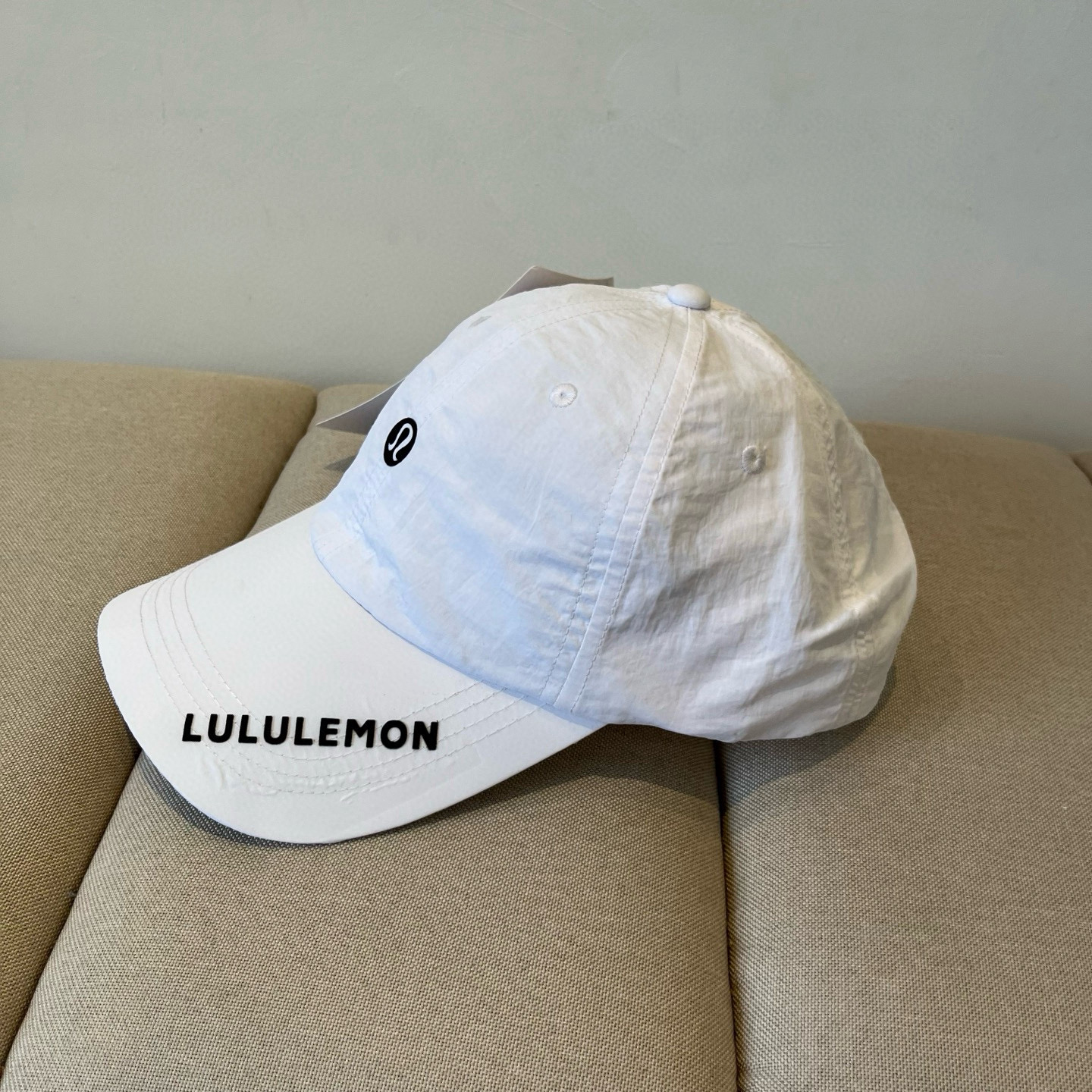 
LULULEMON棒球帽
爱健身的集美们一定听过的lulu~
非常适合多巴胺的你
颜色齐全赶快入手。